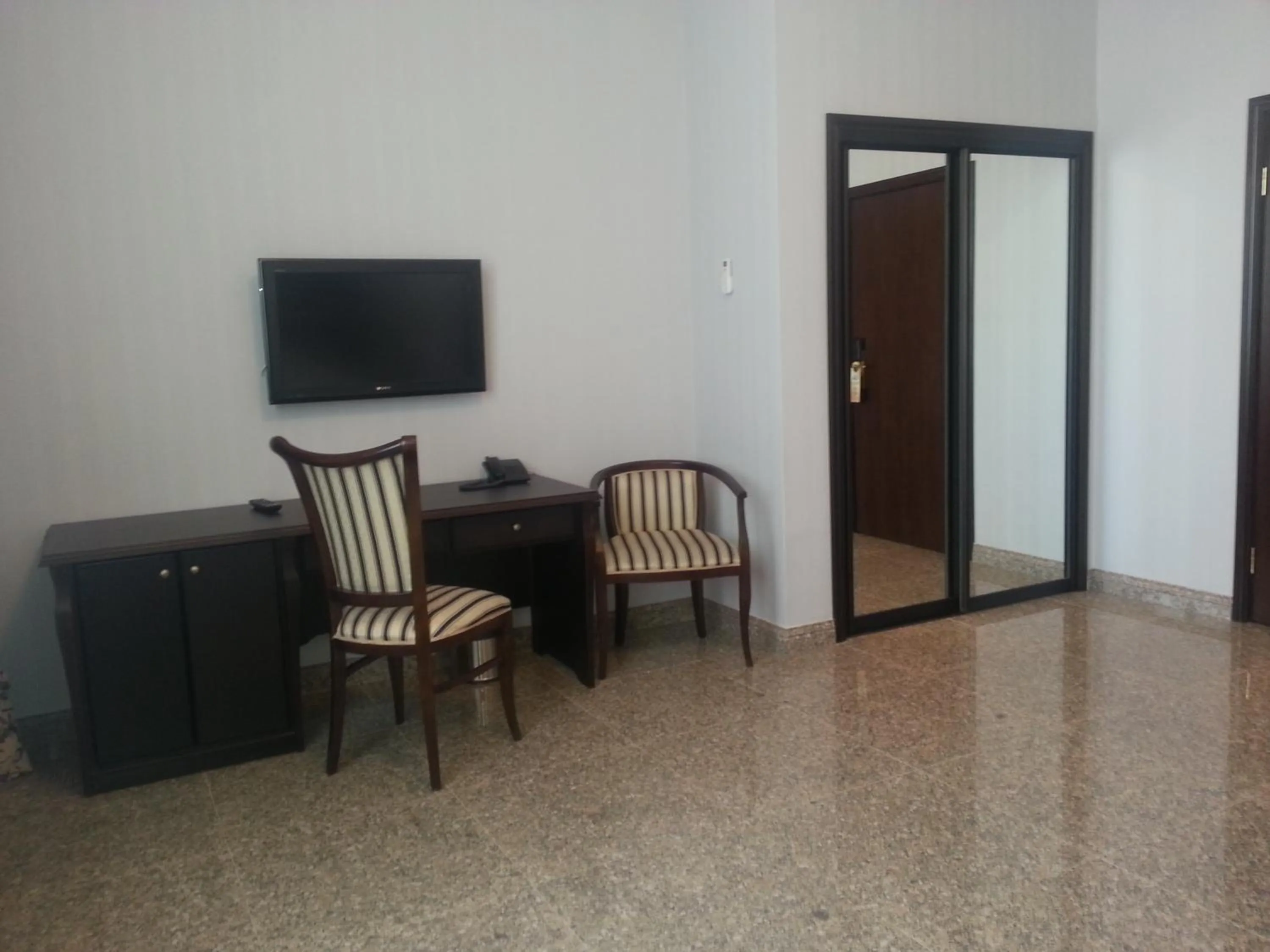 TV and multimedia in Royal Petrol Hotel