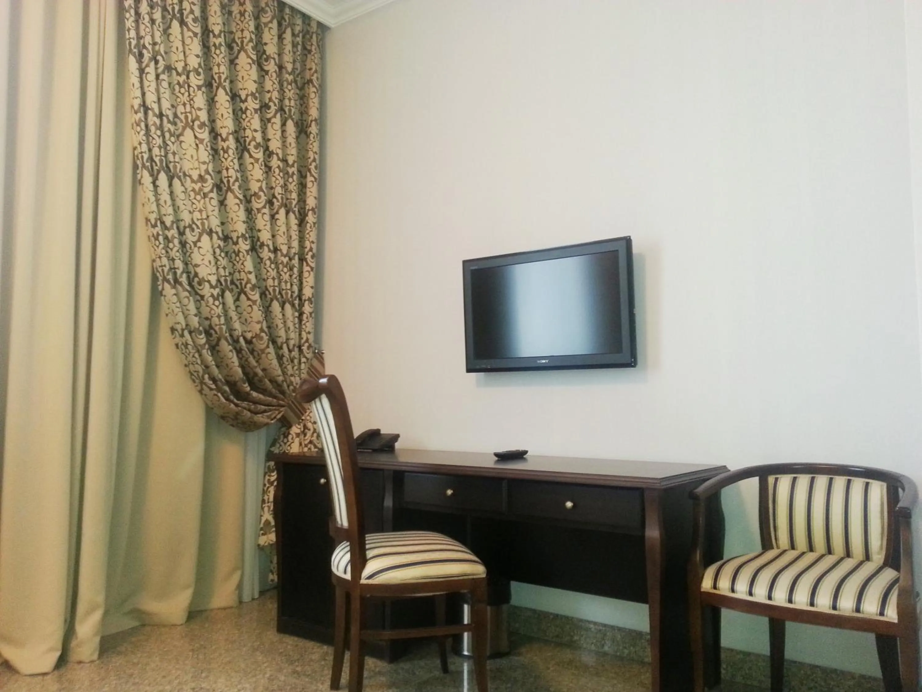 TV and multimedia in Royal Petrol Hotel