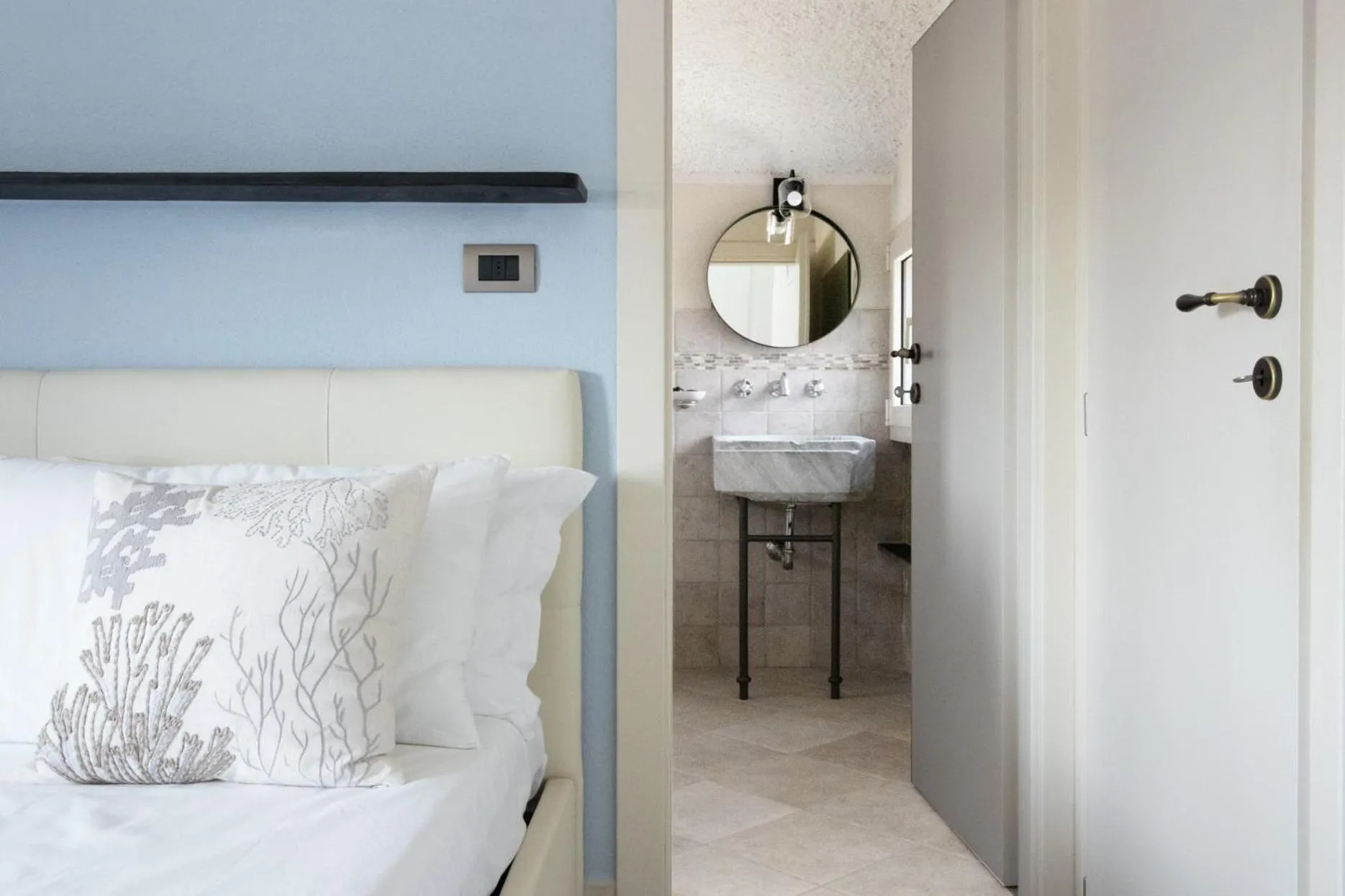 Bathroom, Bed in Villa Silvia Apartment - Private Pool