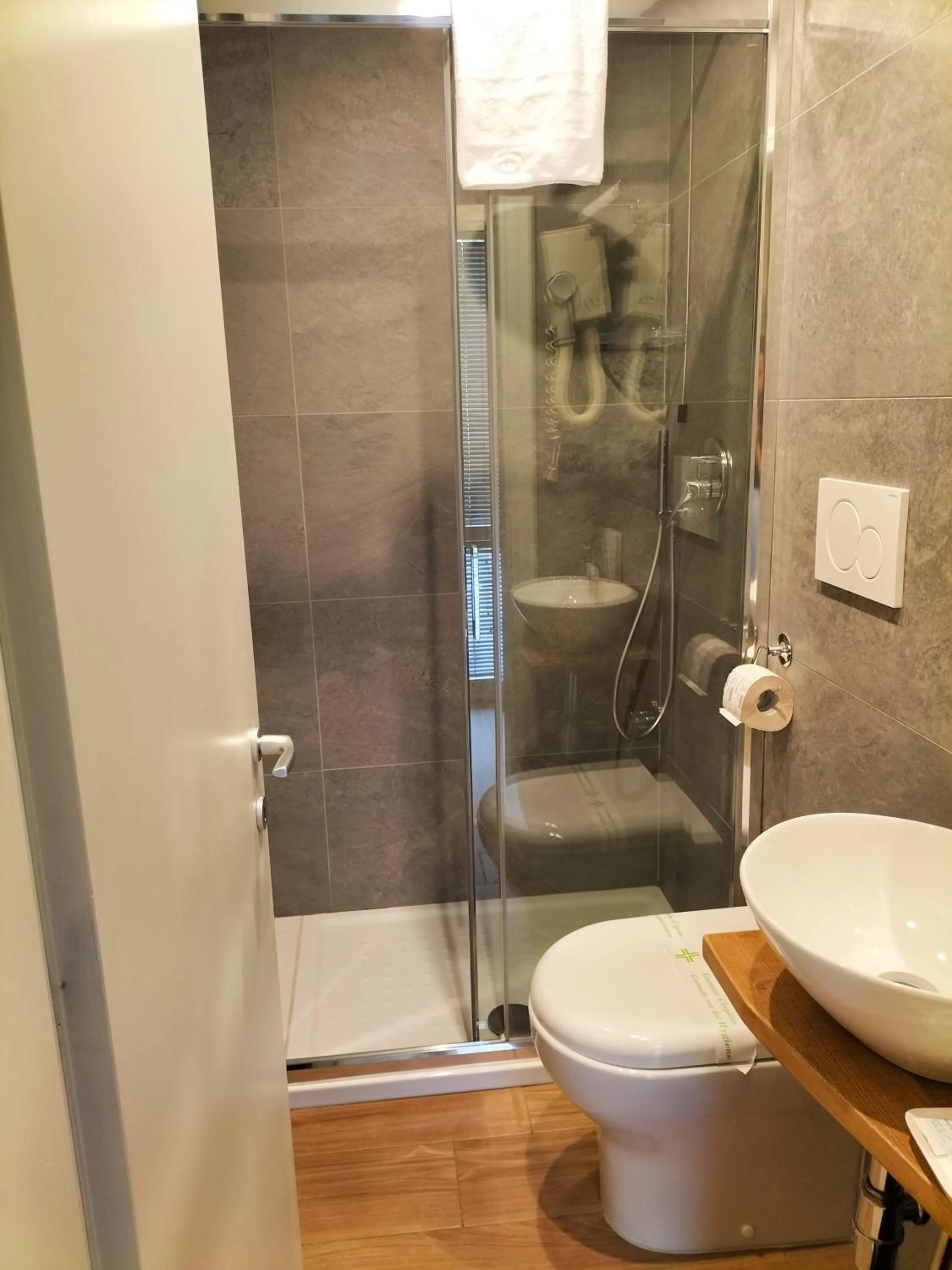 Shower in Hotel Camilla Firenze