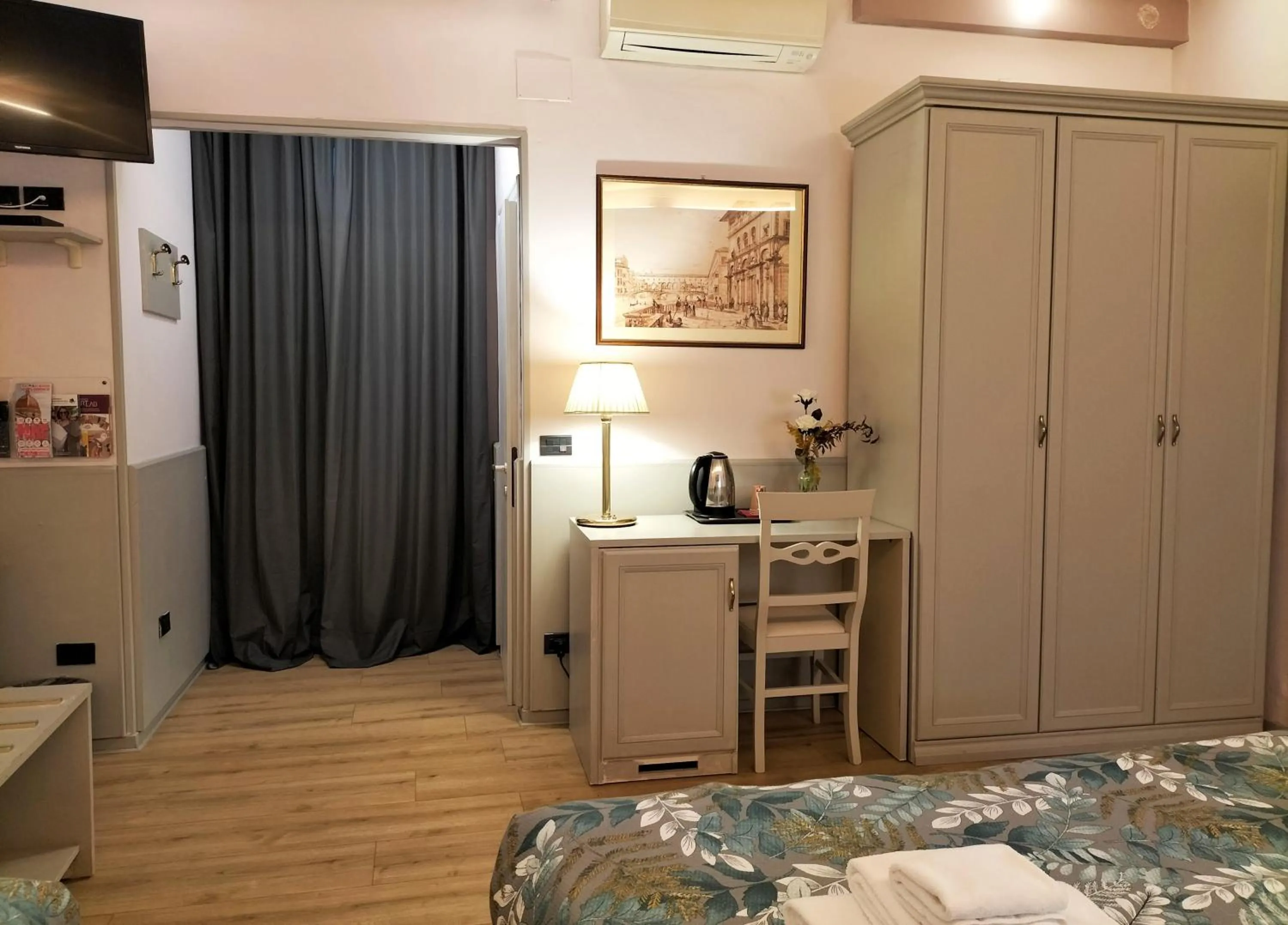 Photo of the whole room, Bed in Hotel Camilla Firenze