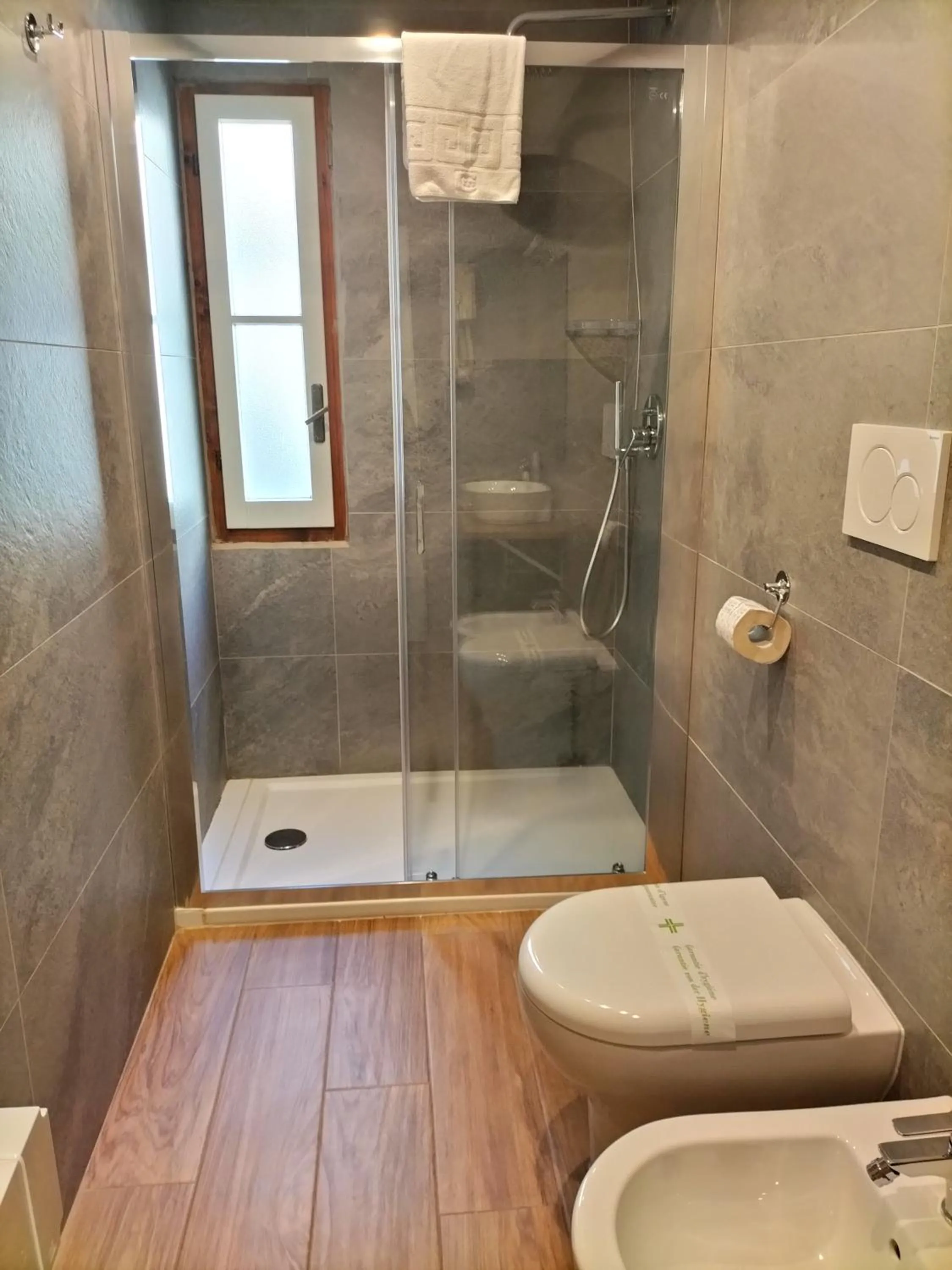 Shower in Hotel Camilla Firenze