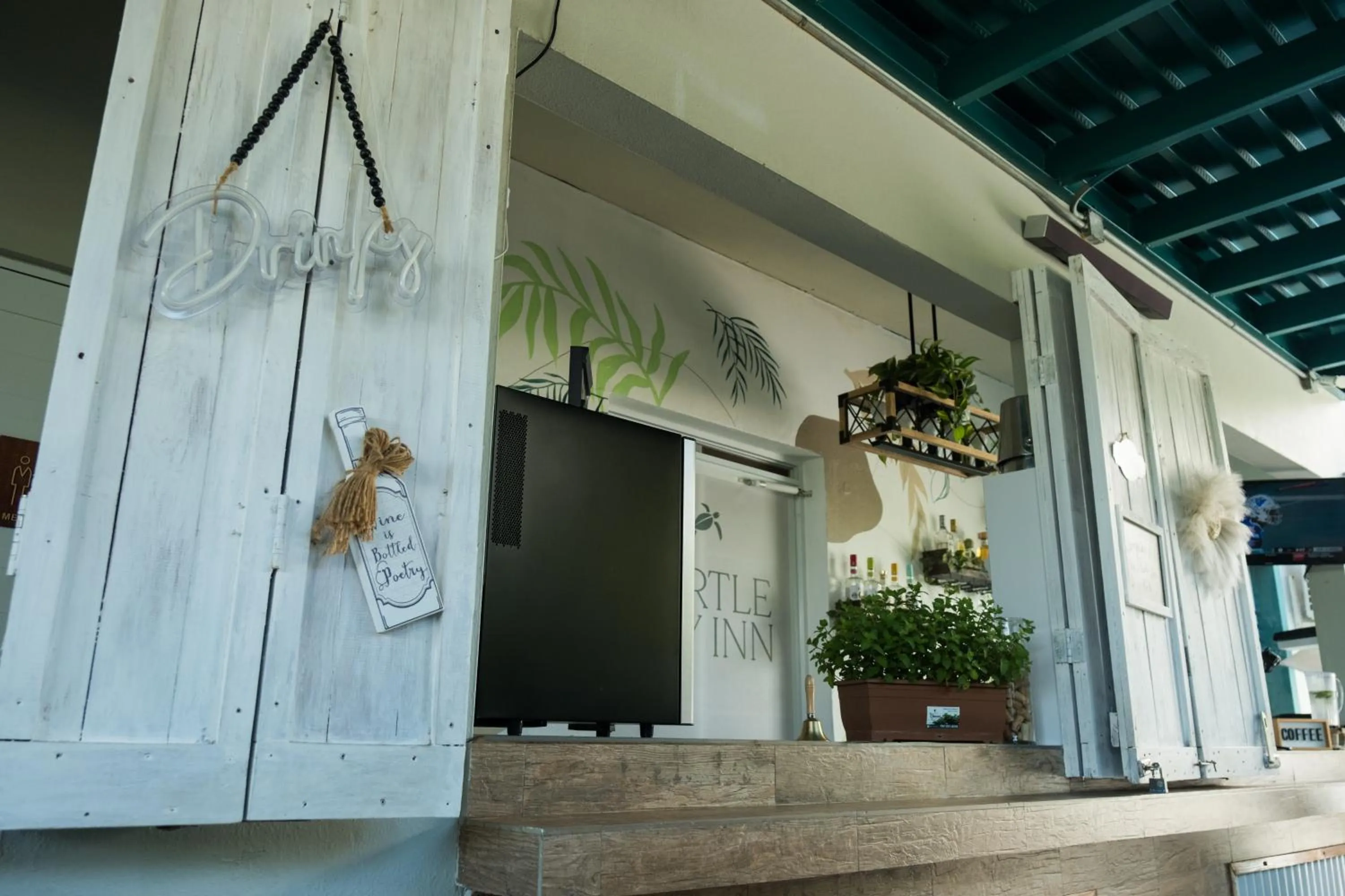 Lounge or bar in Turtle Bay Inn