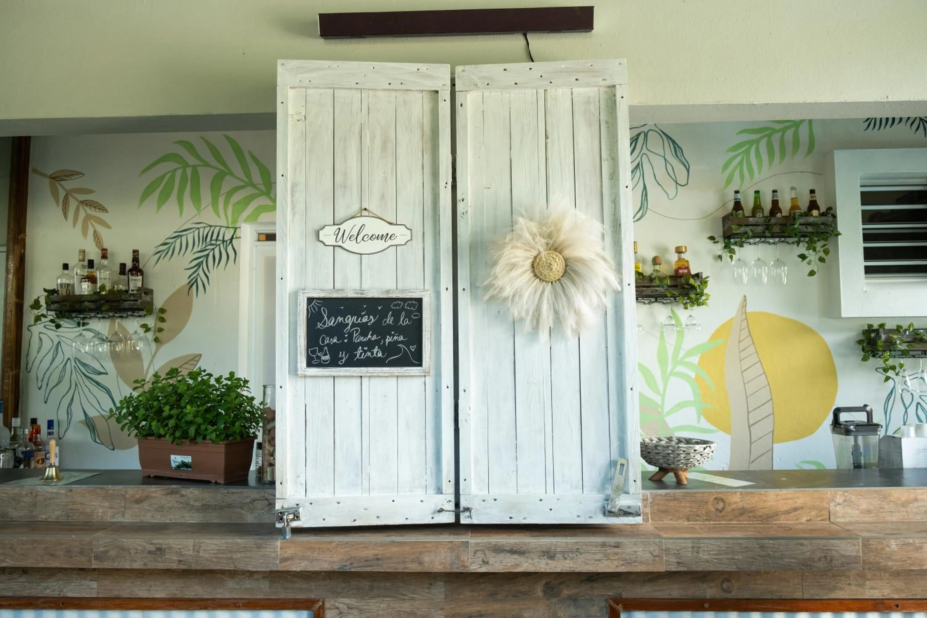 Lounge or bar in Turtle Bay Inn