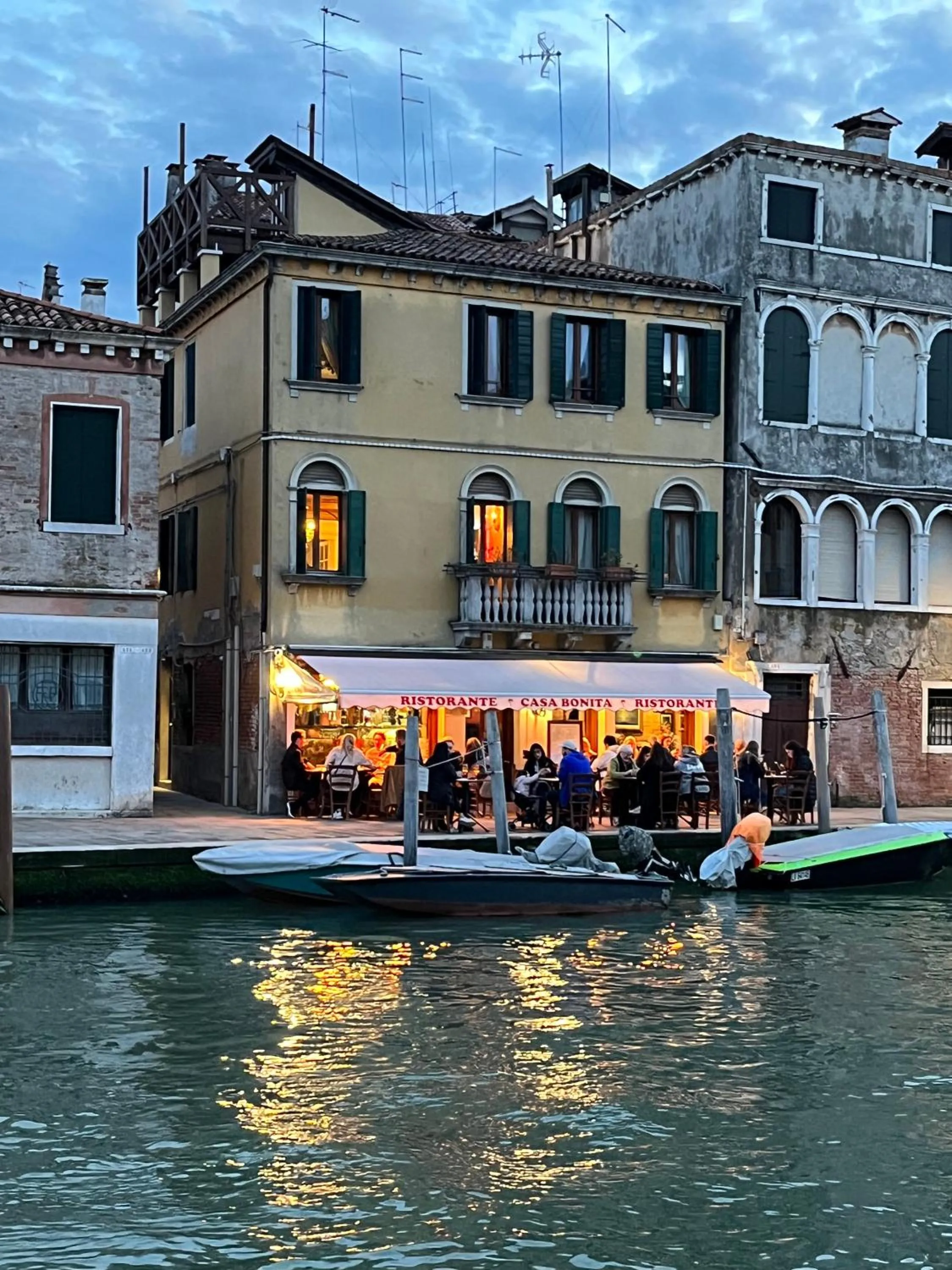 Property building in Casa Virginia direct at the canal Cannaregio with own roof terrace