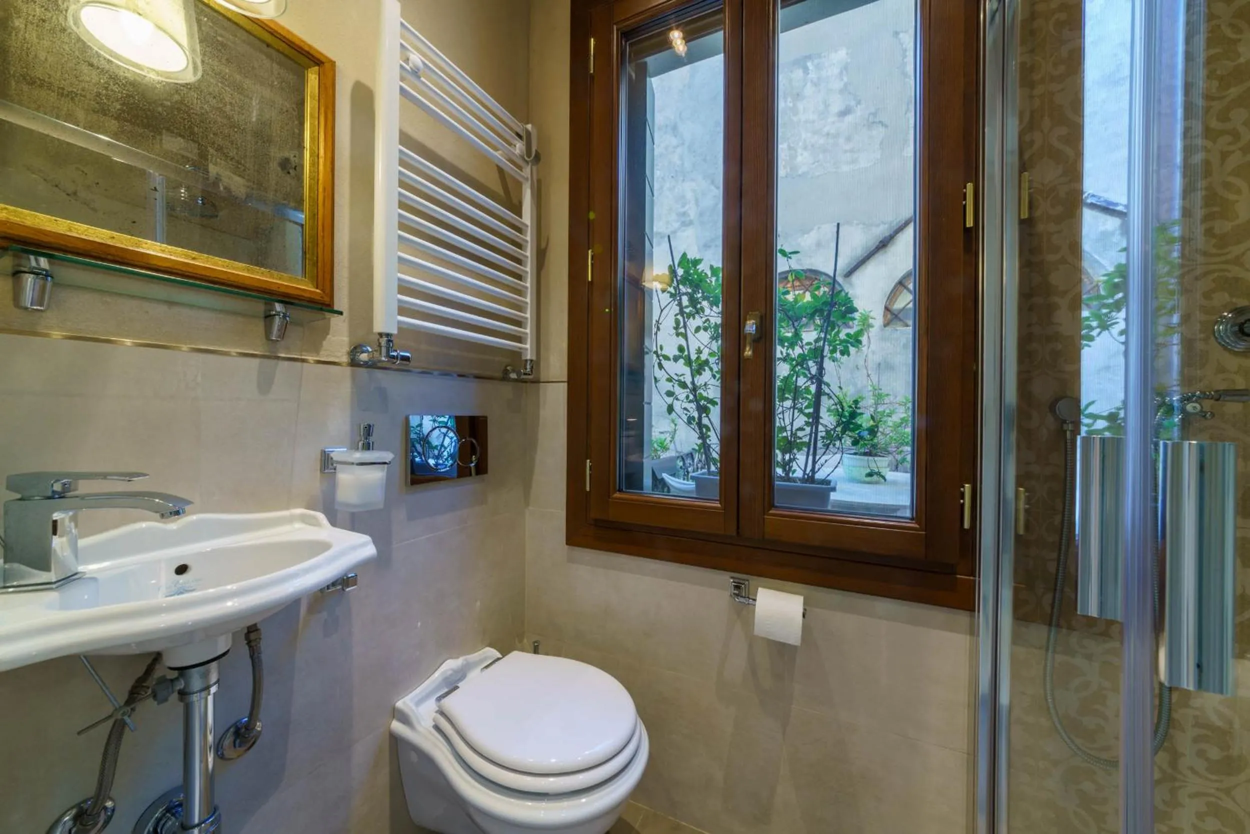 Bathroom in Casa Virginia direct at the canal Cannaregio with own roof terrace