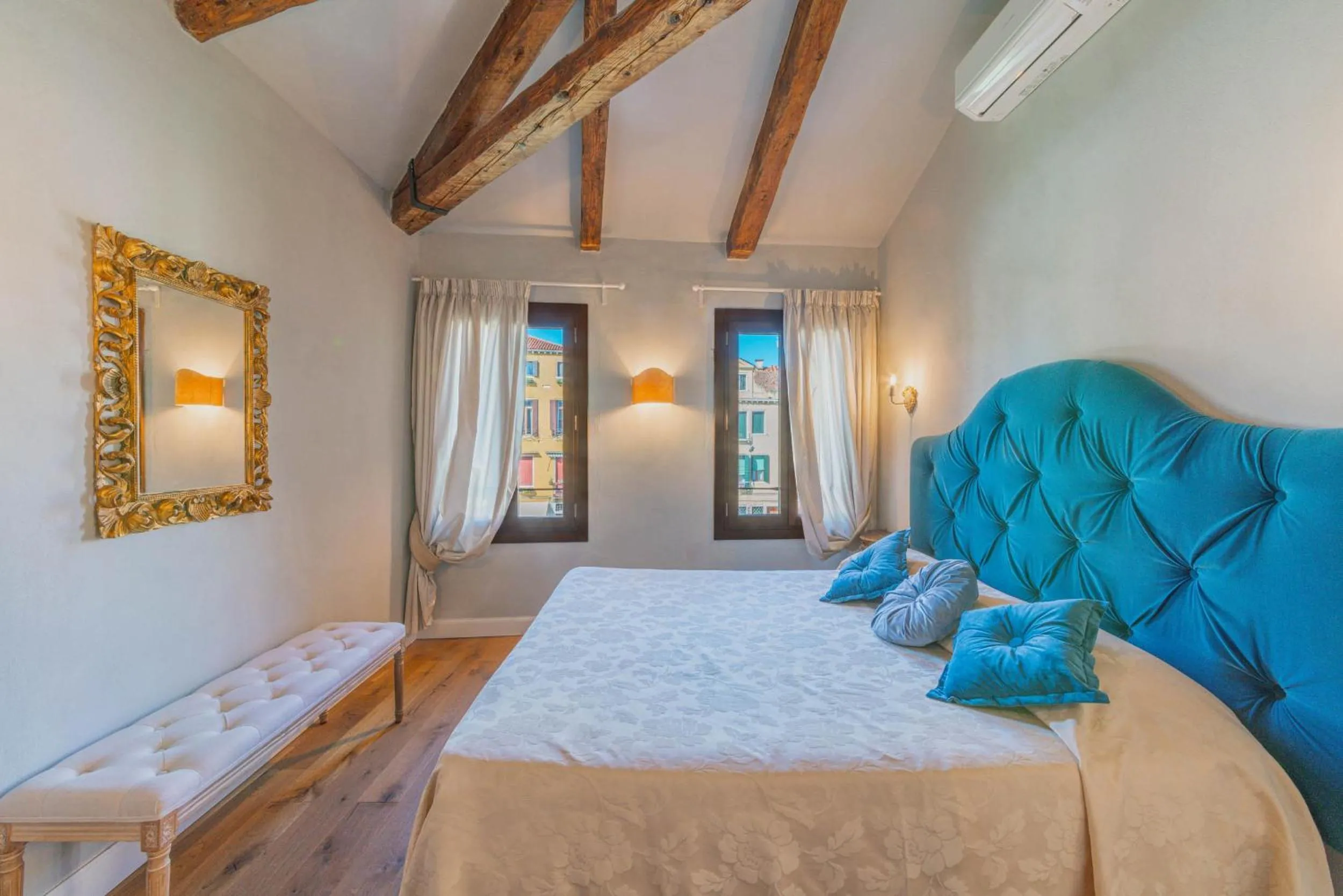 Casa Virginia direct at the canal Cannaregio with own roof terrace
