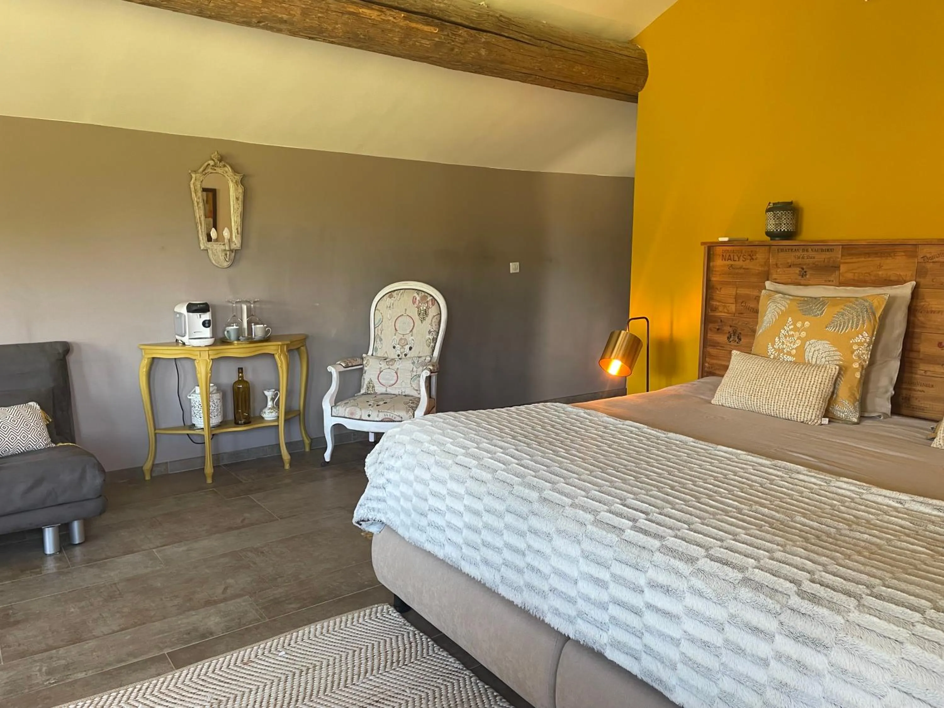 Photo of the whole room, Bed in Côté Dentelles