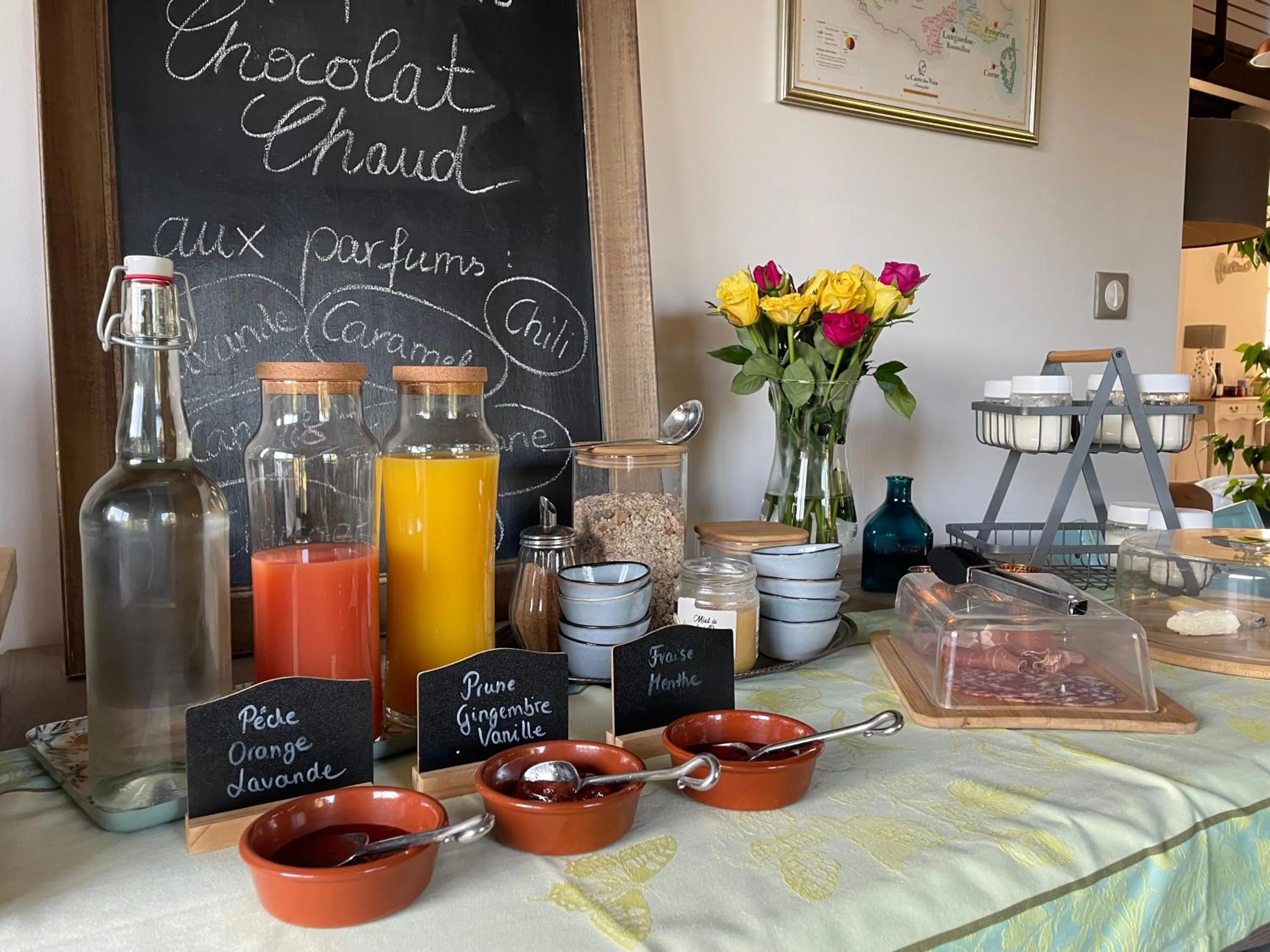 Buffet breakfast in Côté Dentelles
