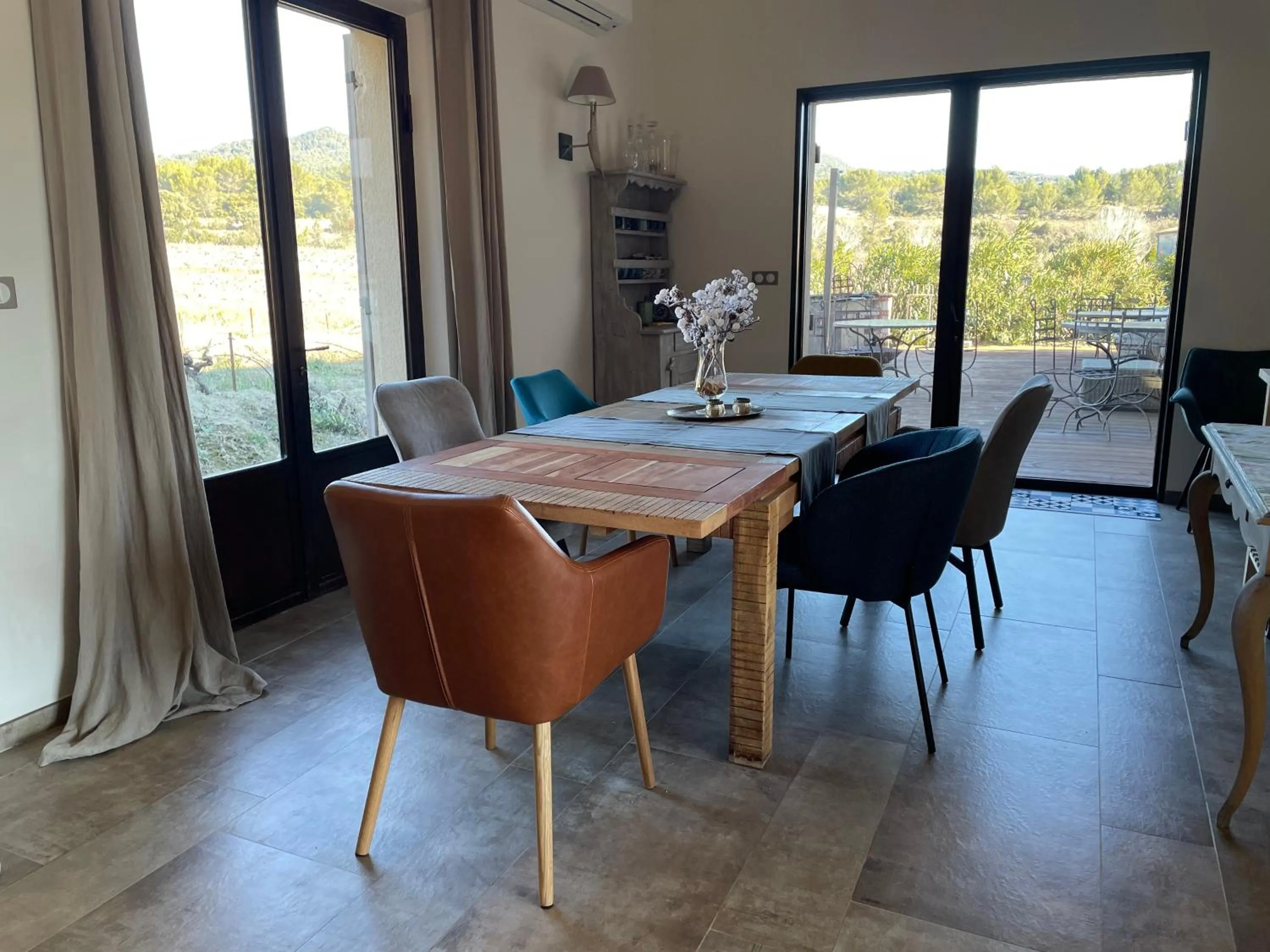 Dining area in Côté Dentelles