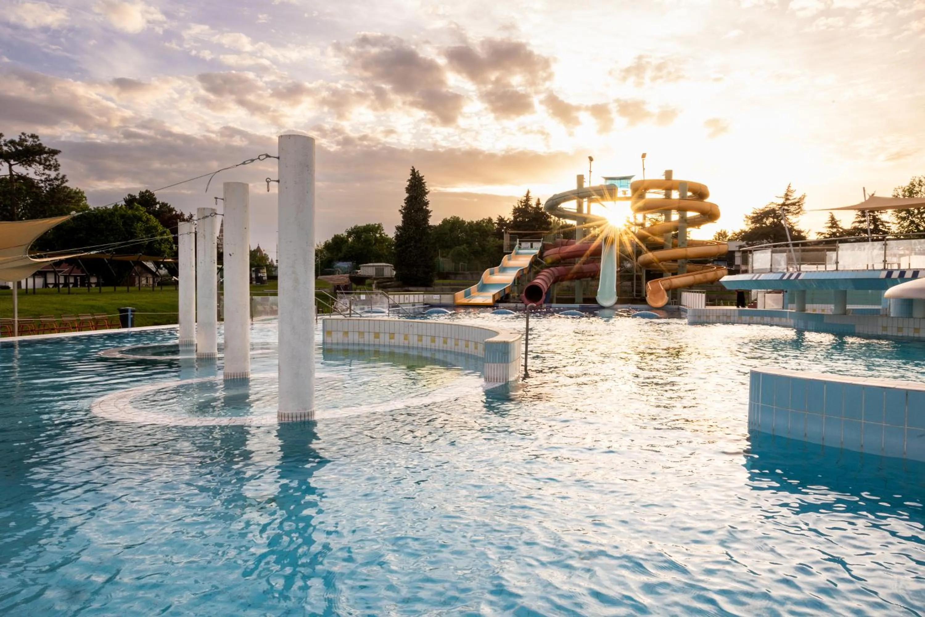 Swimming pool in Hunguest Szeged - ex Forrás