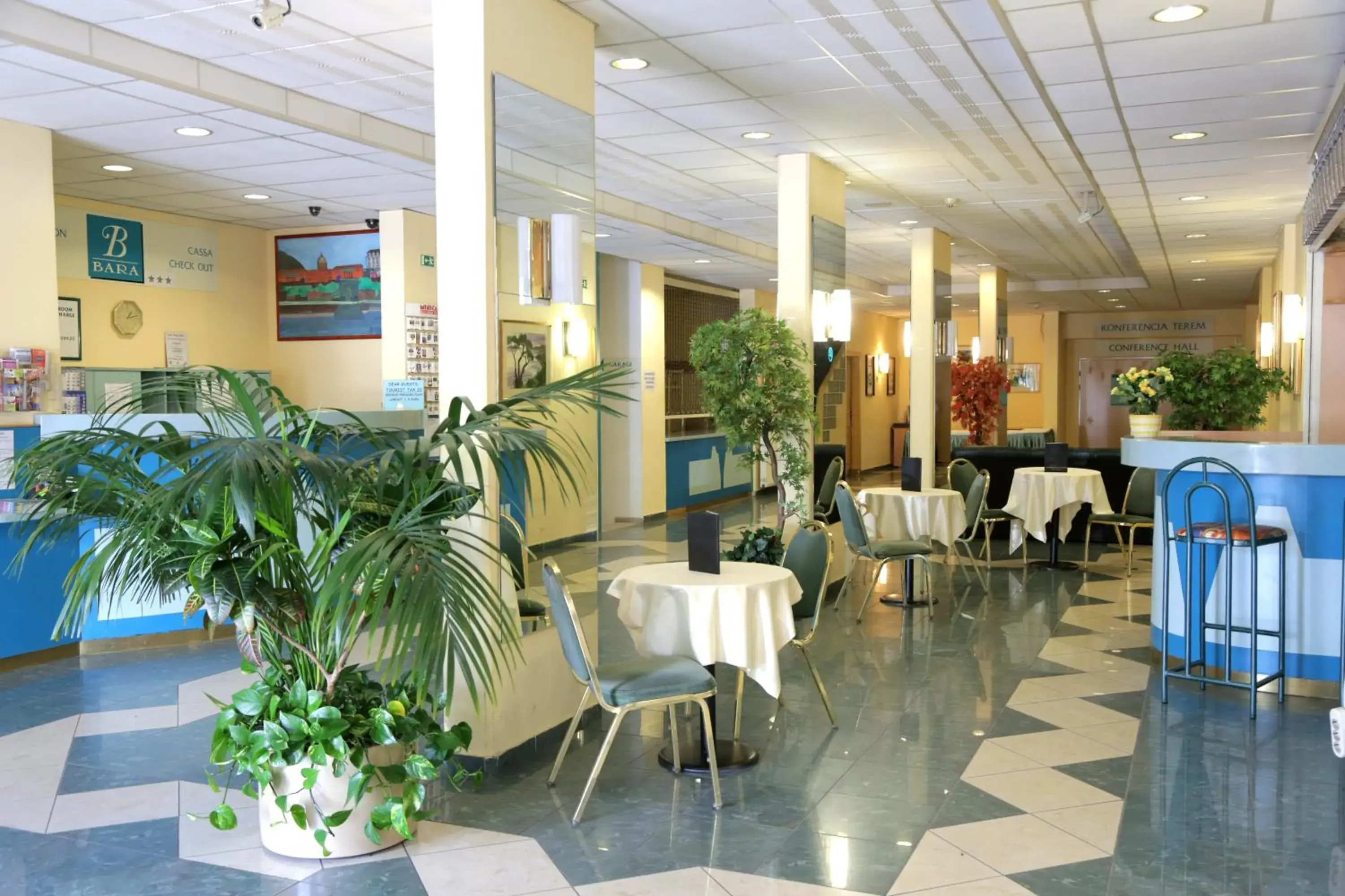 Lobby or reception, Restaurant/Places to Eat in Bara Junior