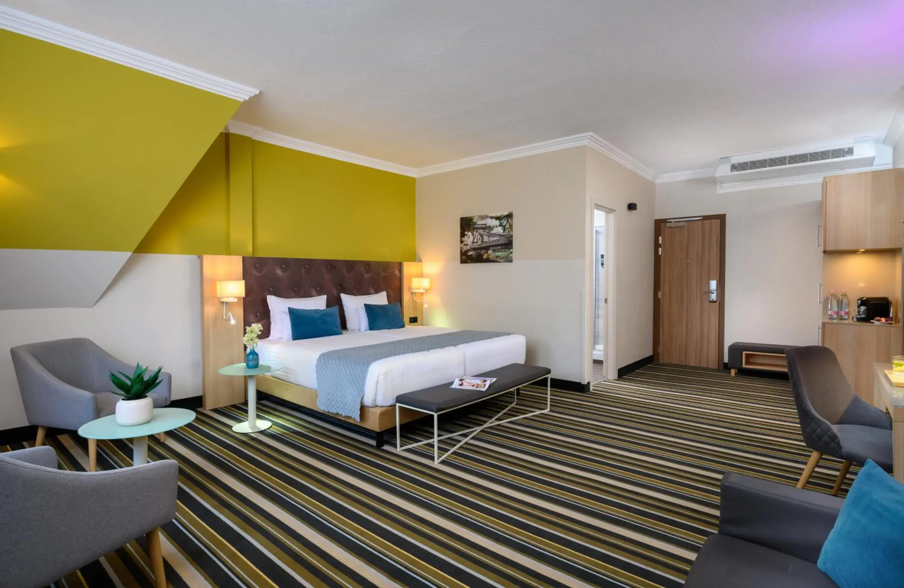 Superior Double or Twin Room in Leonardo Hotel Budapest Superior Double or Twin Room in Leonardo Hotel Budapest