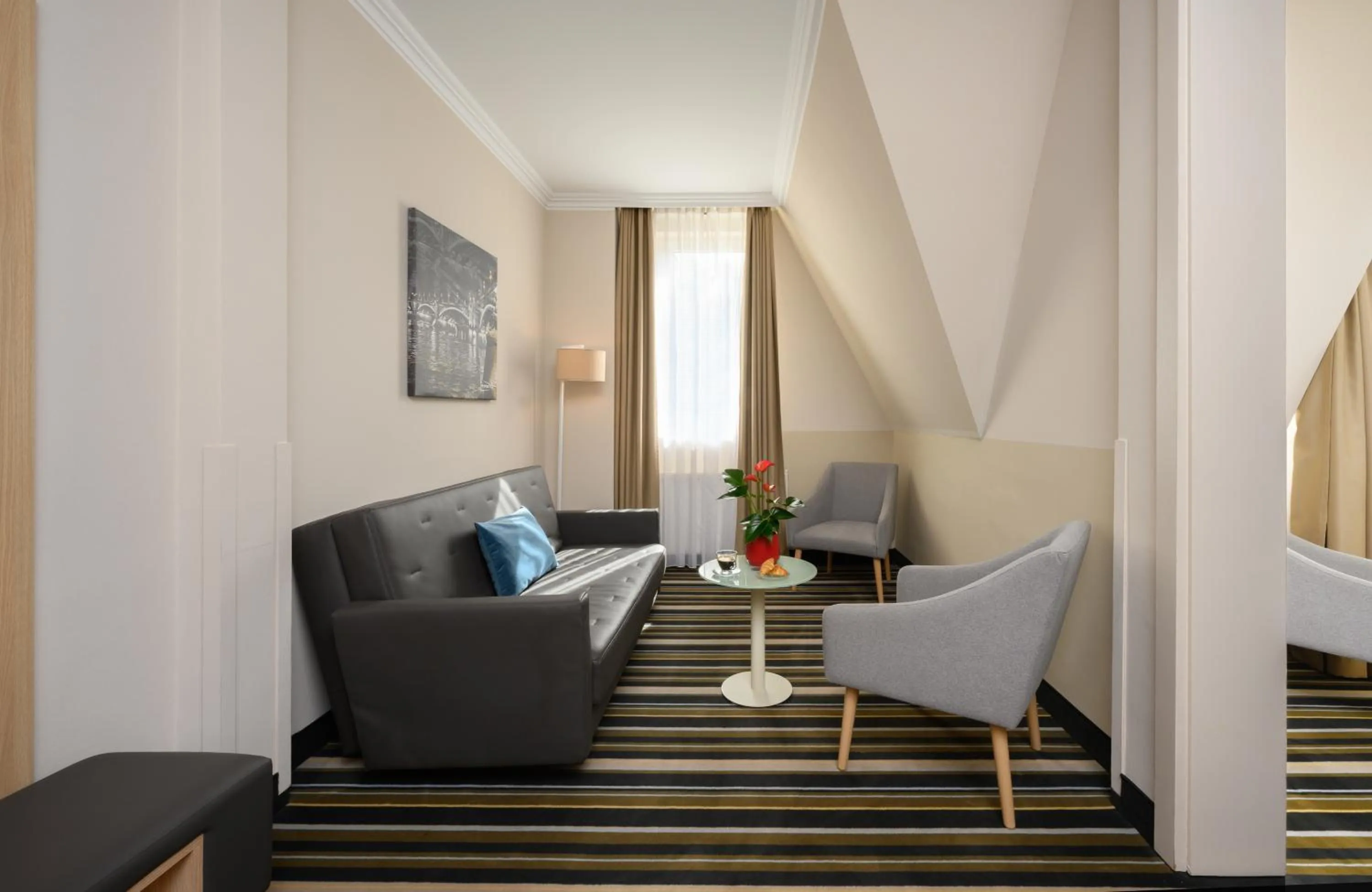 Seating area in Leonardo Hotel Budapest