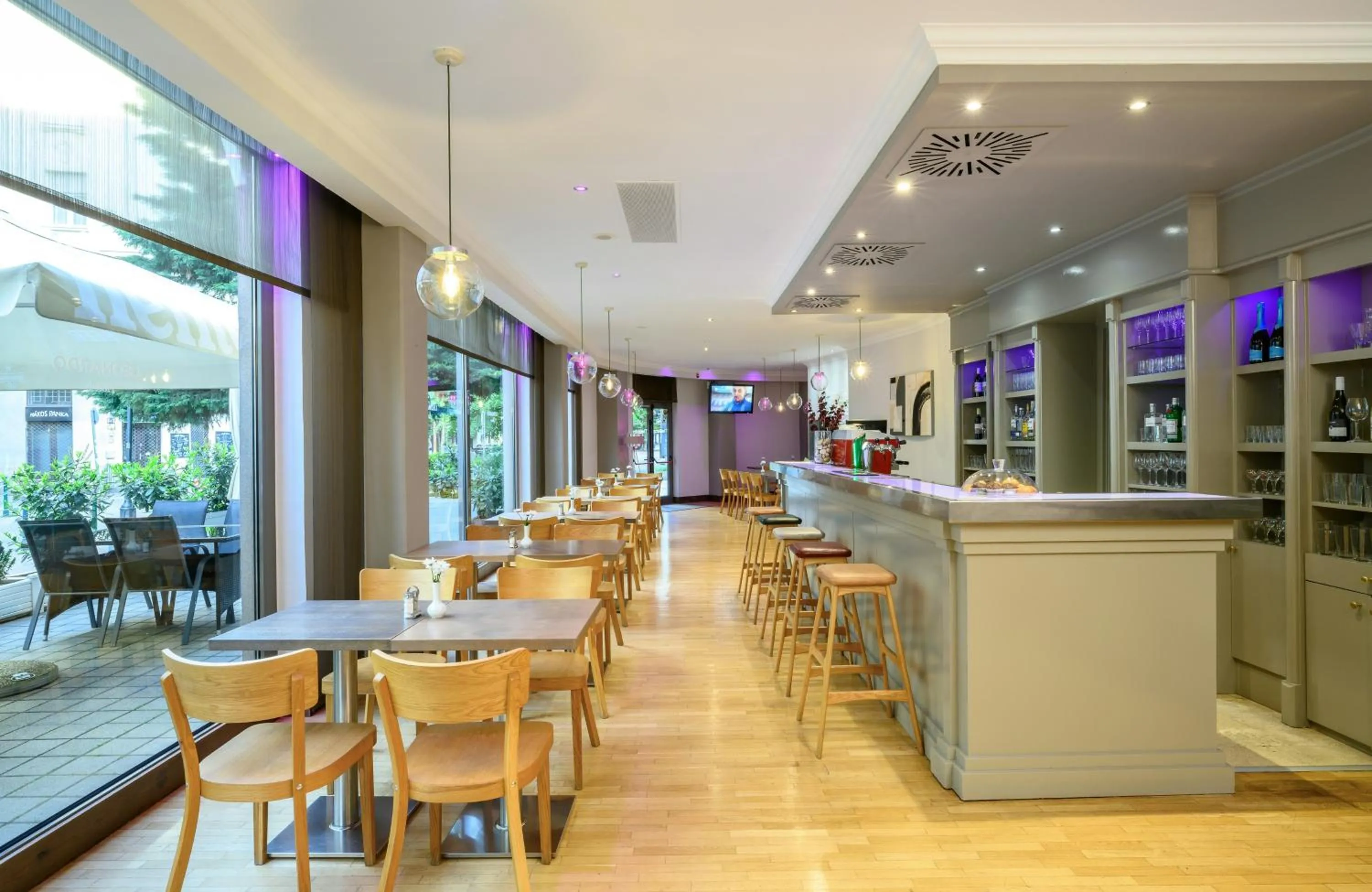 Lounge or bar in Leonardo Hotel Budapest