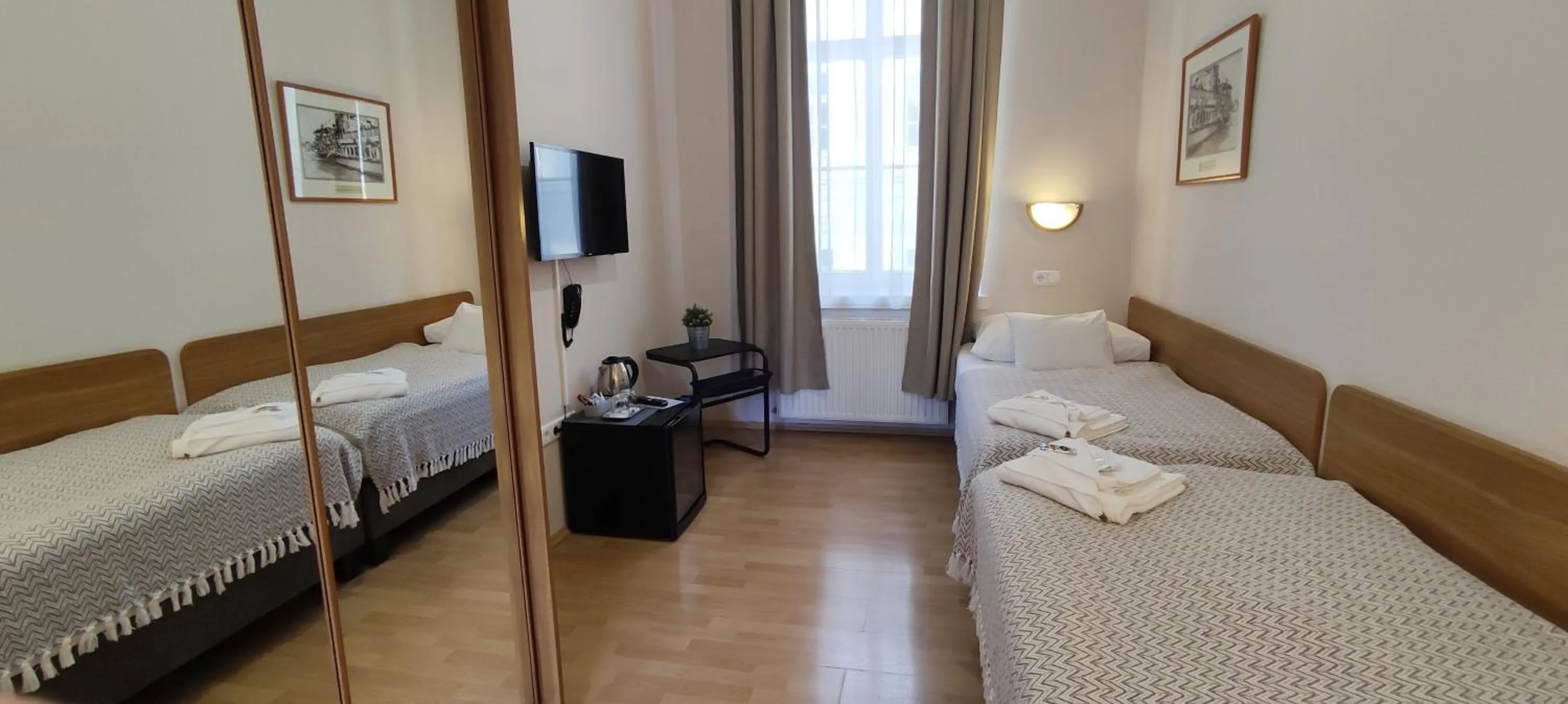 Photo of the whole room, Bed in Budapest Csaszar Hotel