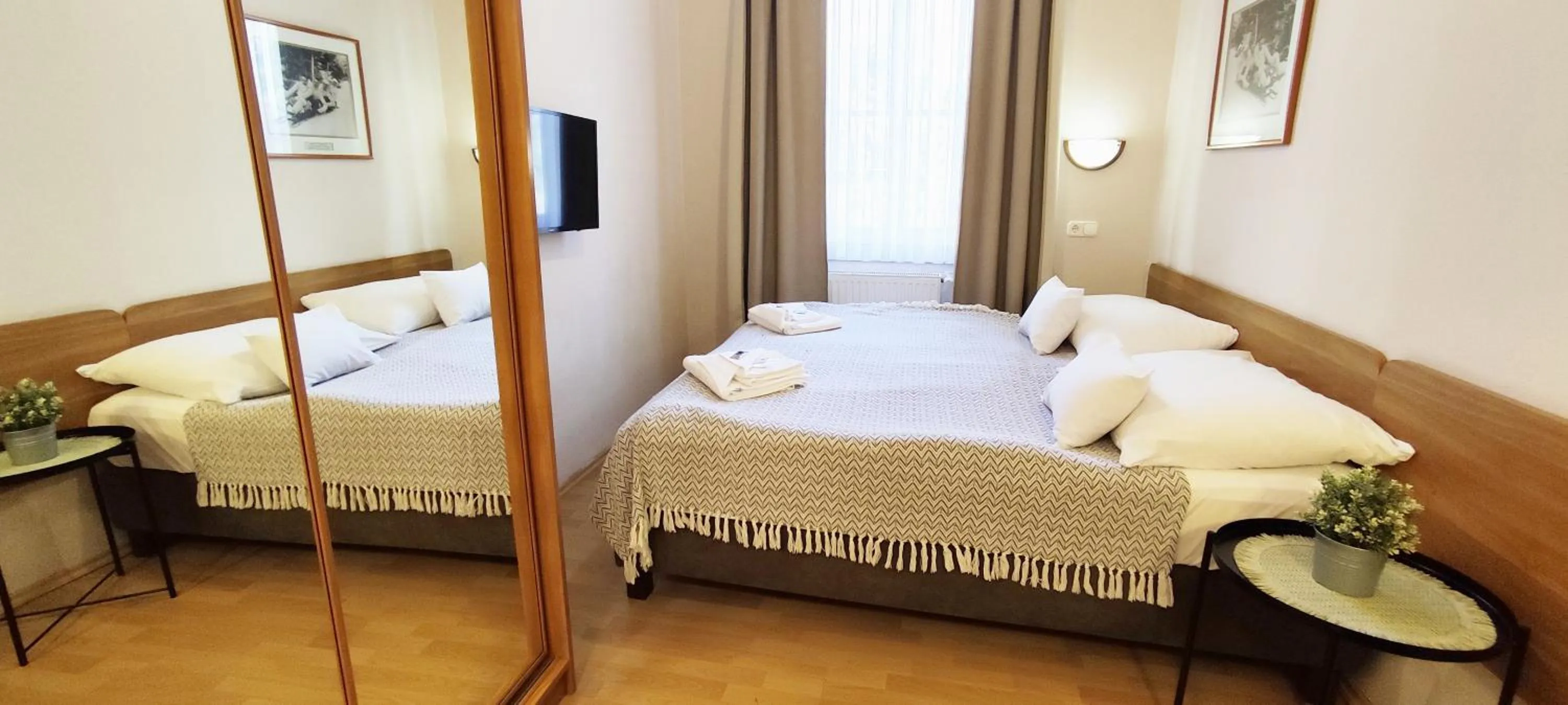 Photo of the whole room, Bed in Budapest Csaszar Hotel