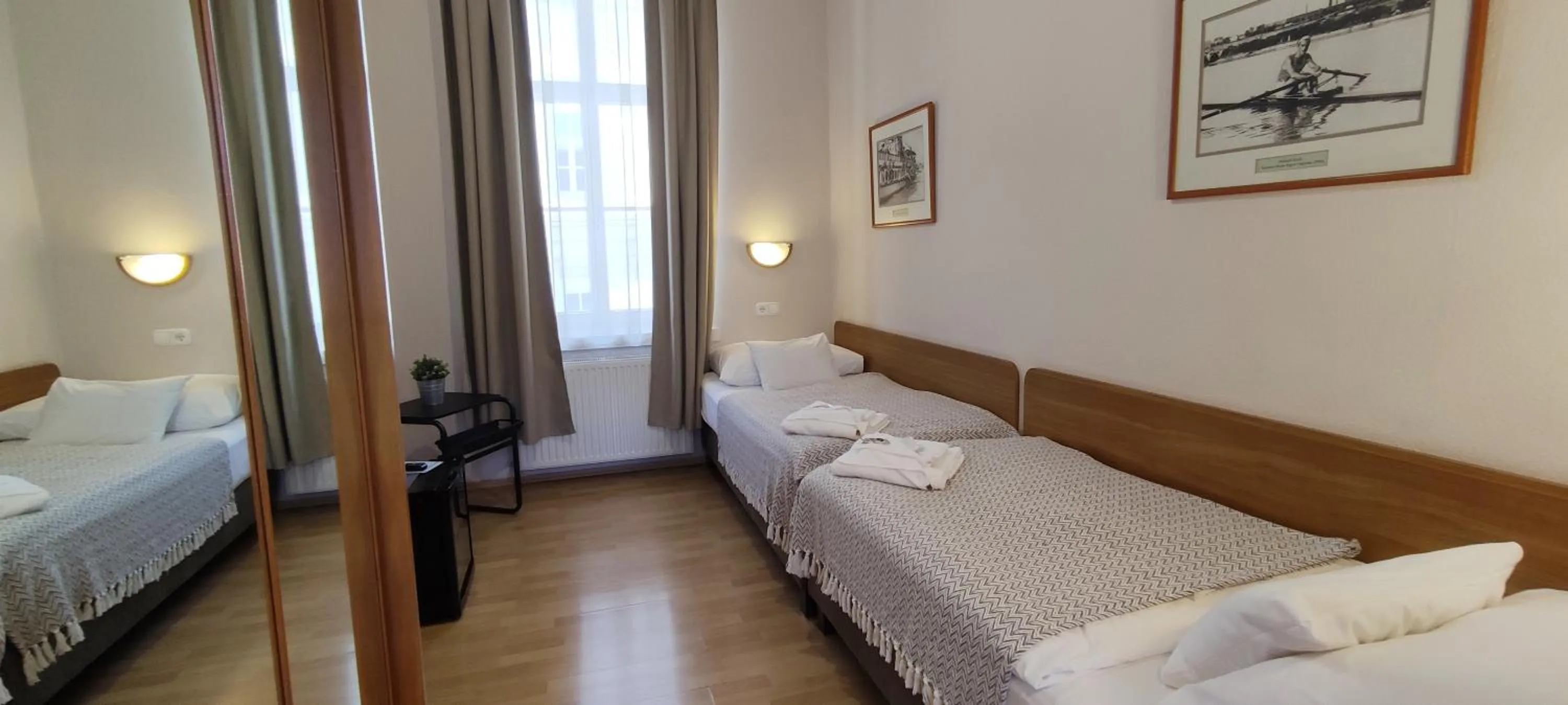 Photo of the whole room, Bed in Budapest Csaszar Hotel