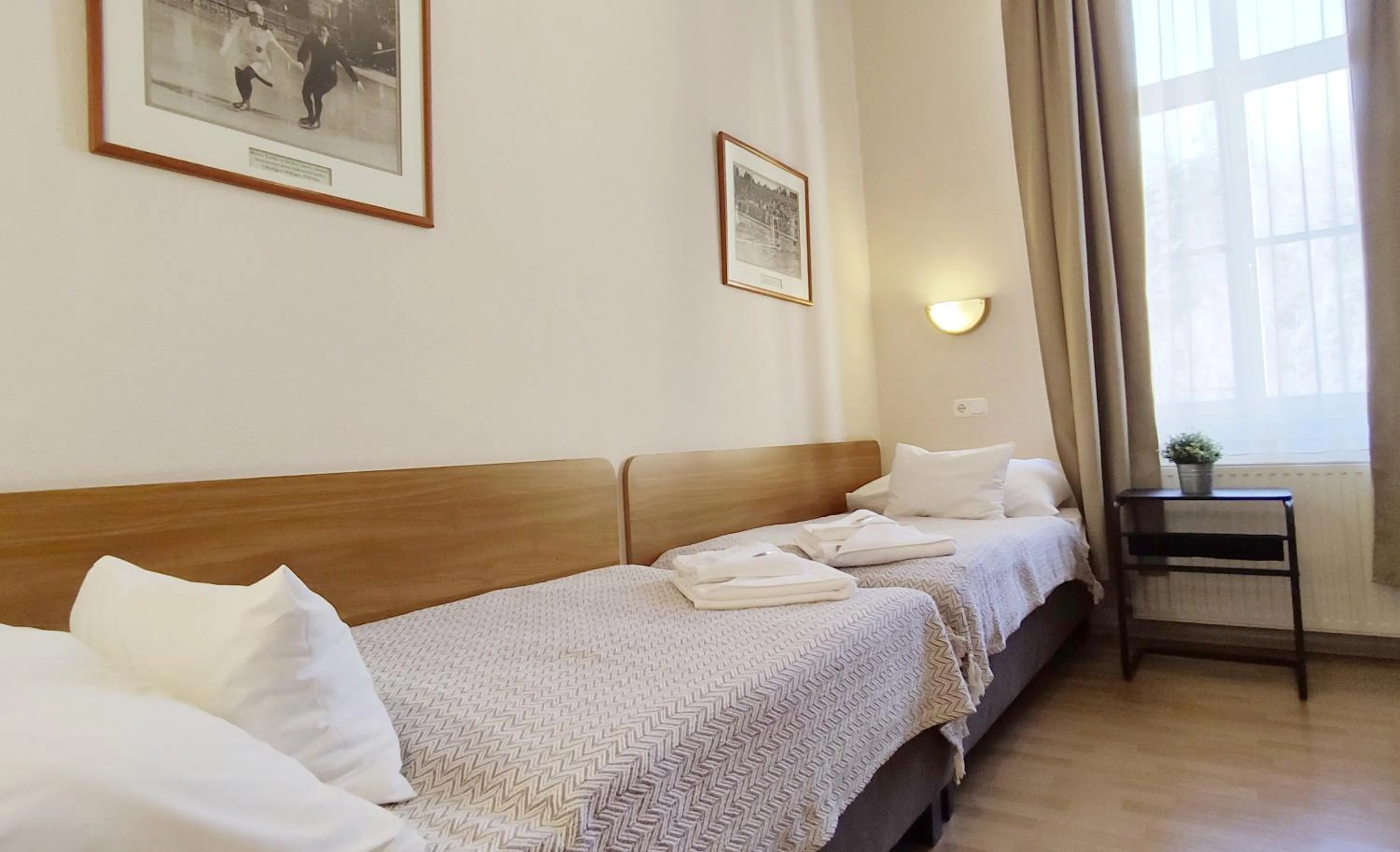 Photo of the whole room, Bed in Budapest Csaszar Hotel