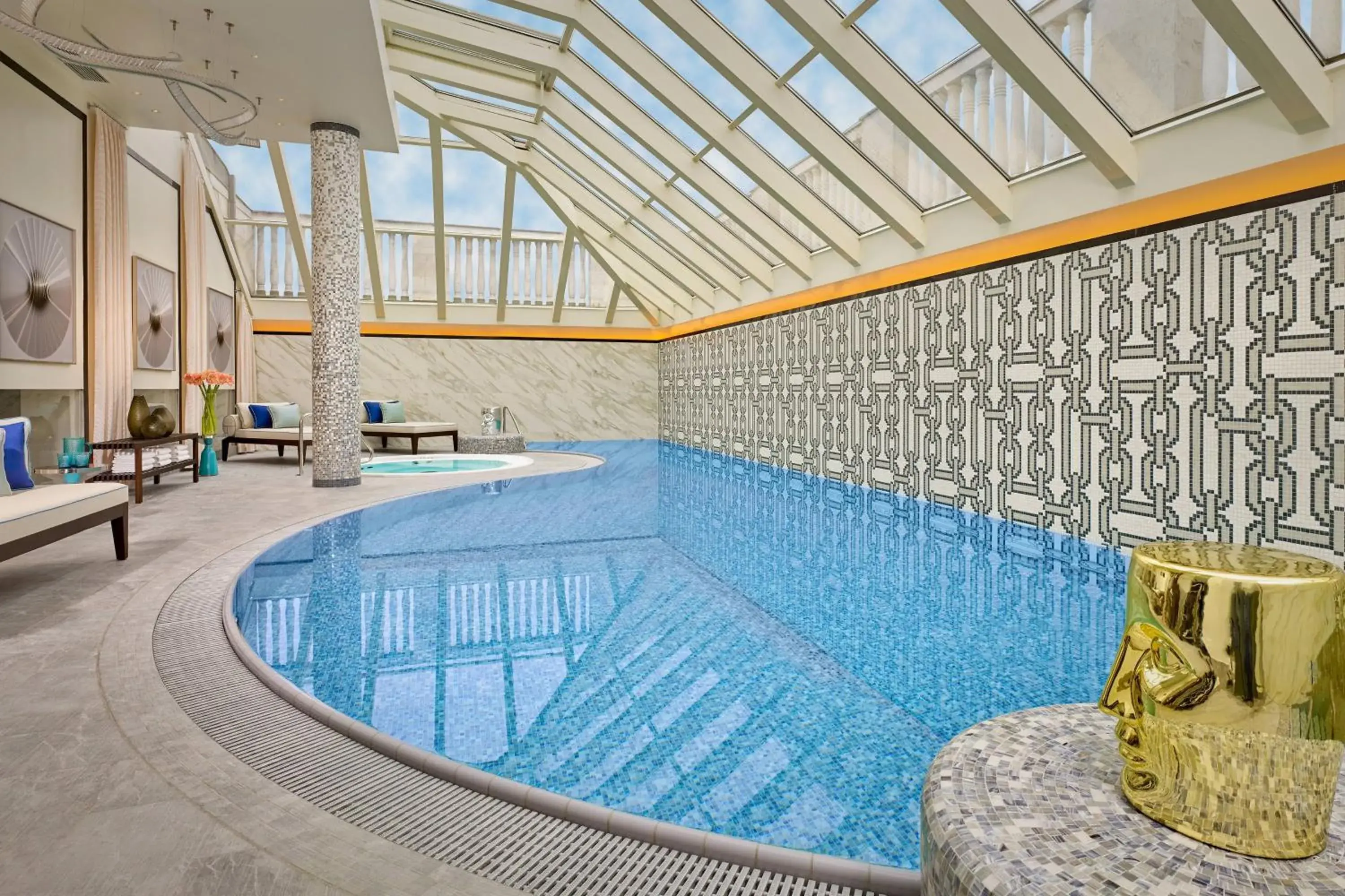 Swimming pool in Al Habtoor Palace Budapest, Preferred Hotels & Resorts Swimming pool in Al Habtoor Palace Budapest, Preferred Hotels & Resorts