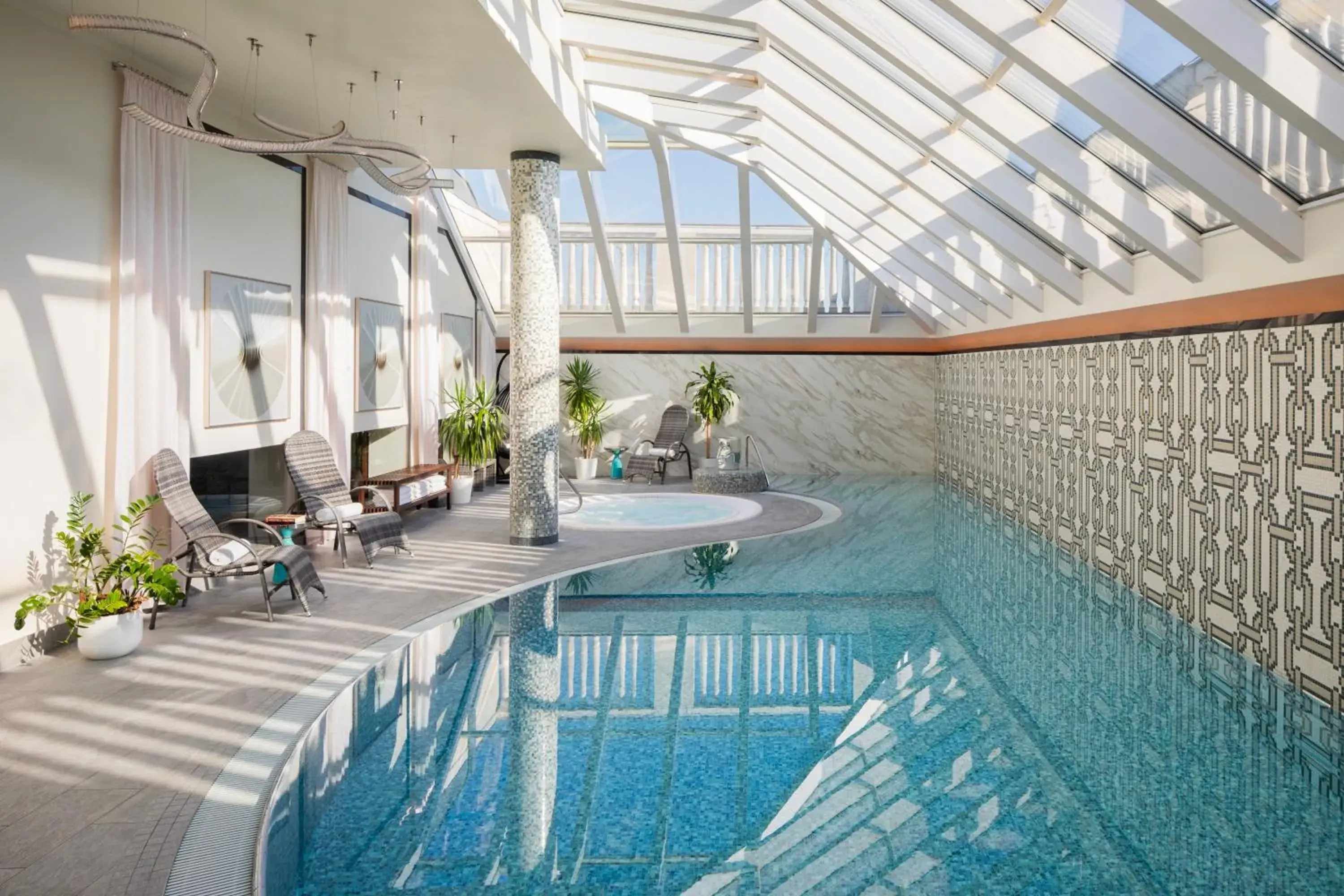 Swimming pool in Al Habtoor Palace Budapest, Preferred Hotels & Resorts Swimming pool in Al Habtoor Palace Budapest, Preferred Hotels & Resorts