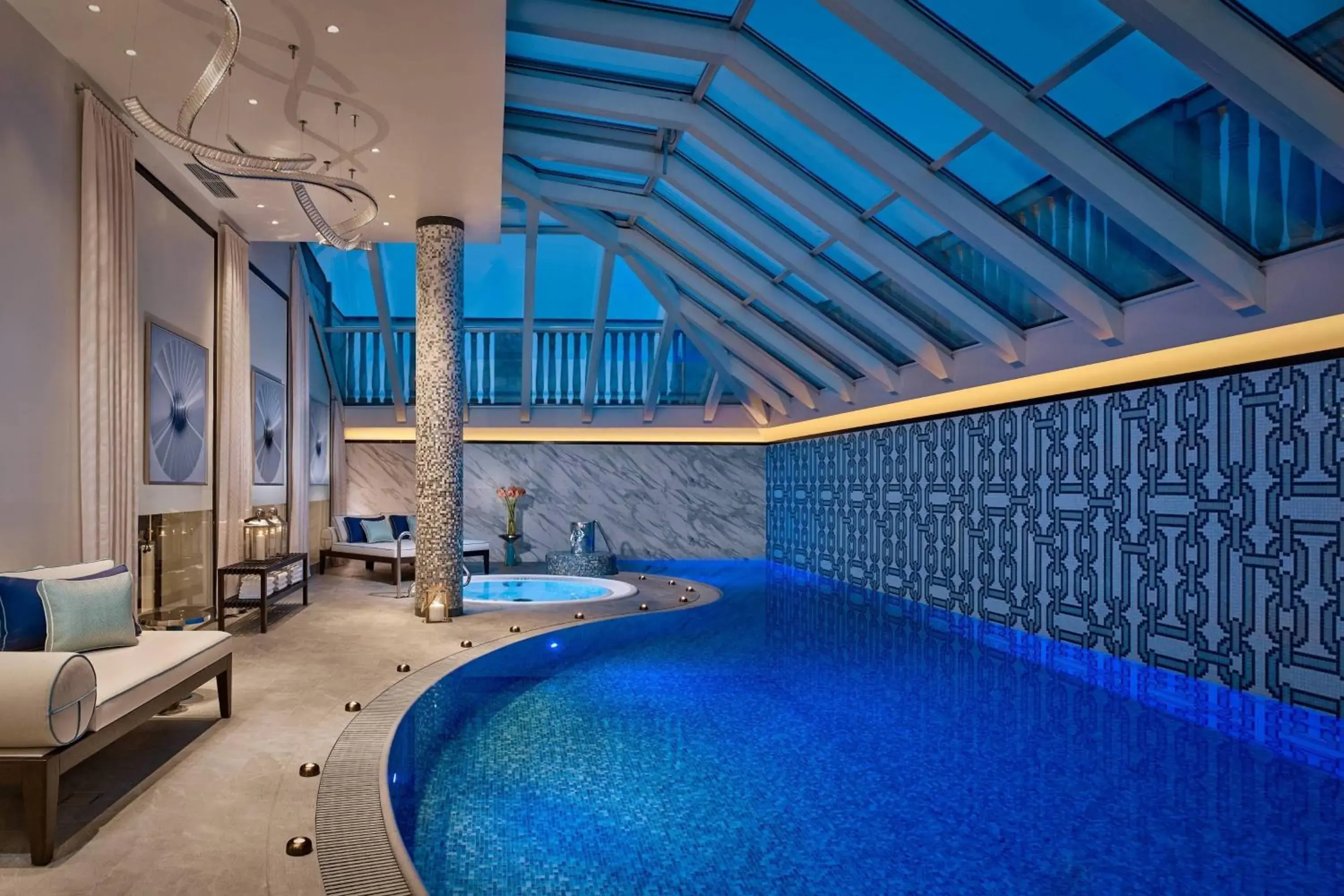 Swimming pool in Al Habtoor Palace Budapest, Preferred Hotels & Resorts Swimming pool in Al Habtoor Palace Budapest, Preferred Hotels & Resorts