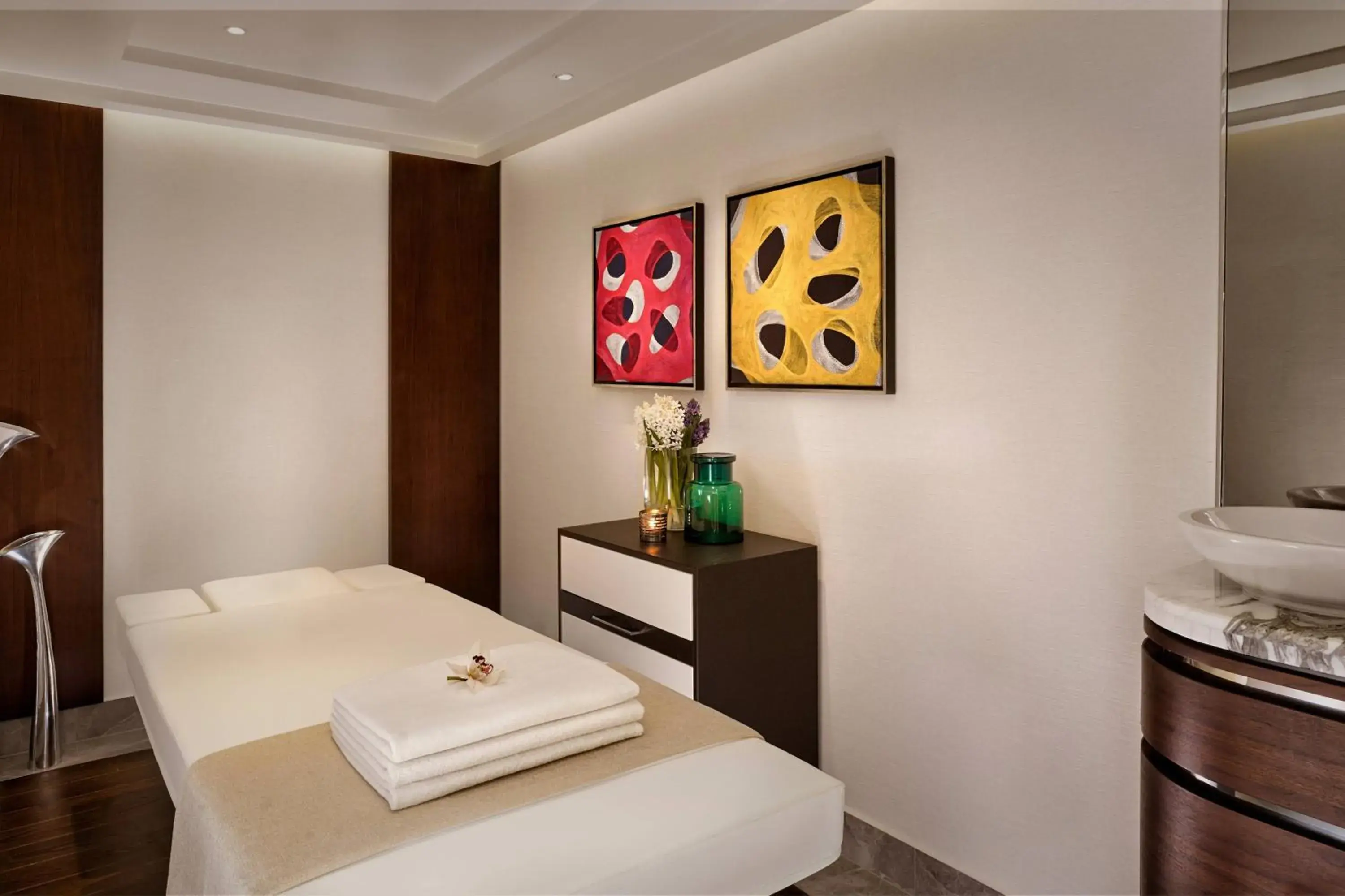 Spa and wellness centre/facilities, Bed in Al Habtoor Palace Budapest, Preferred Hotels & Resorts Spa and wellness centre/facilities, Bed in Al Habtoor Palace Budapest, Preferred Hotels & Resorts