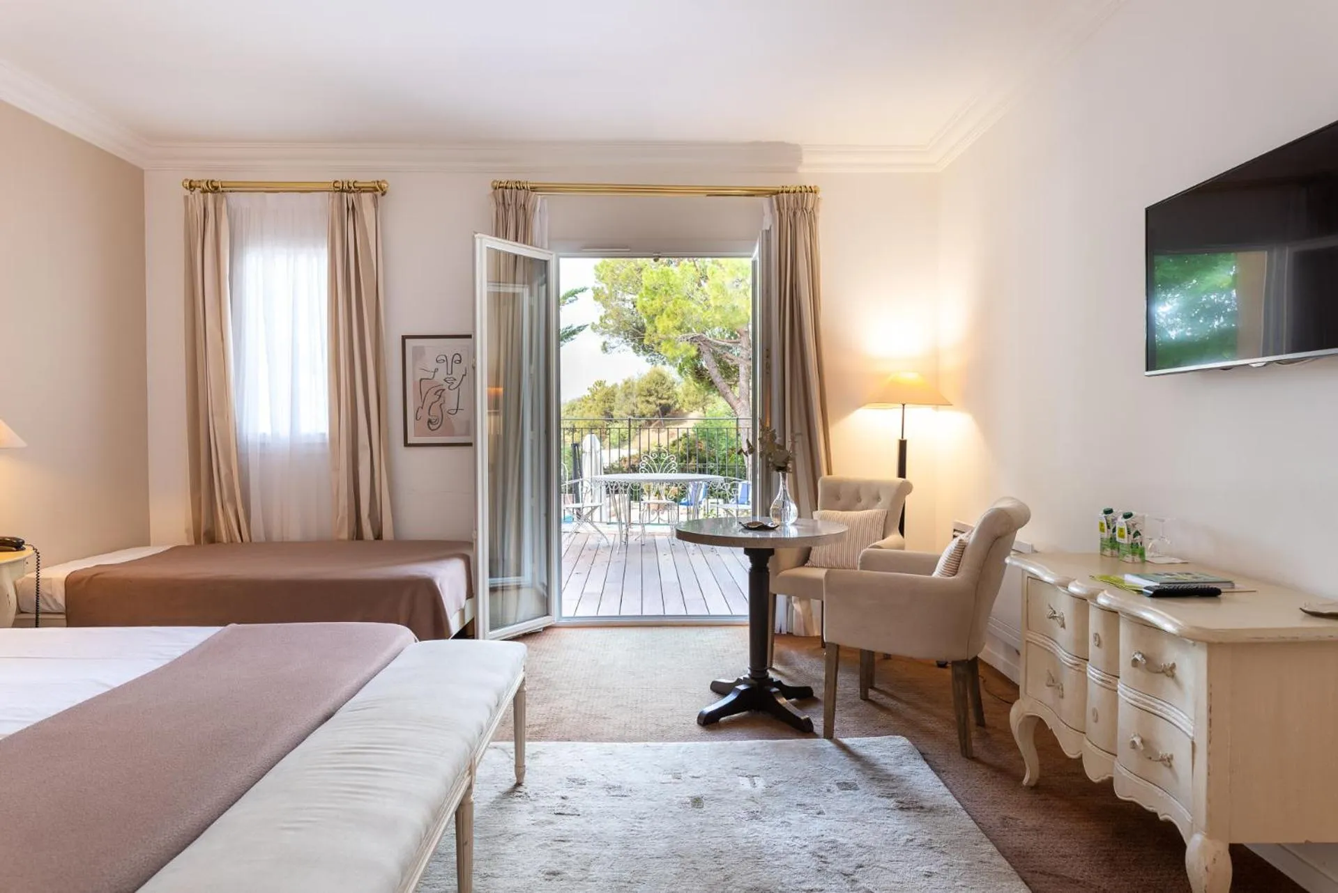 Photo of the whole room, Bed in Auberge du Rédier - Logis Hôtels