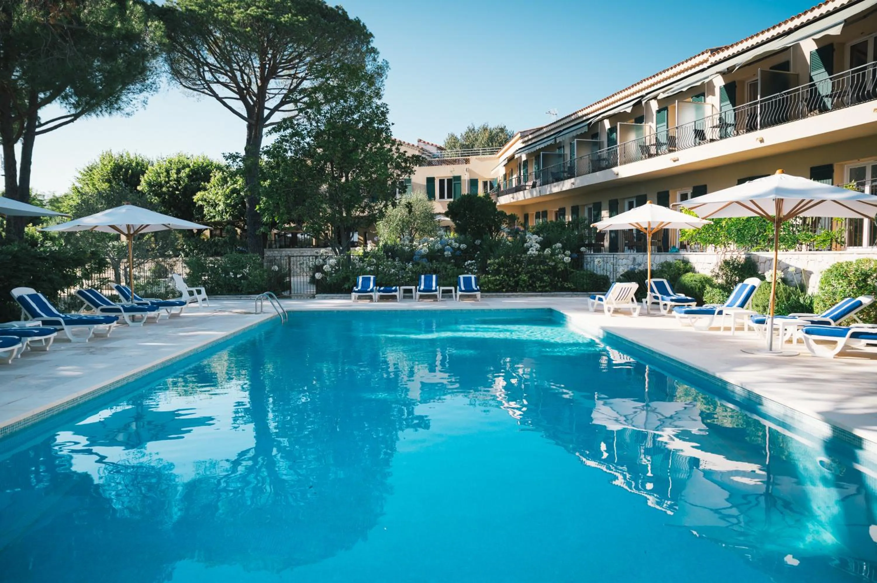Swimming pool in Auberge du Rédier - Logis Hôtels