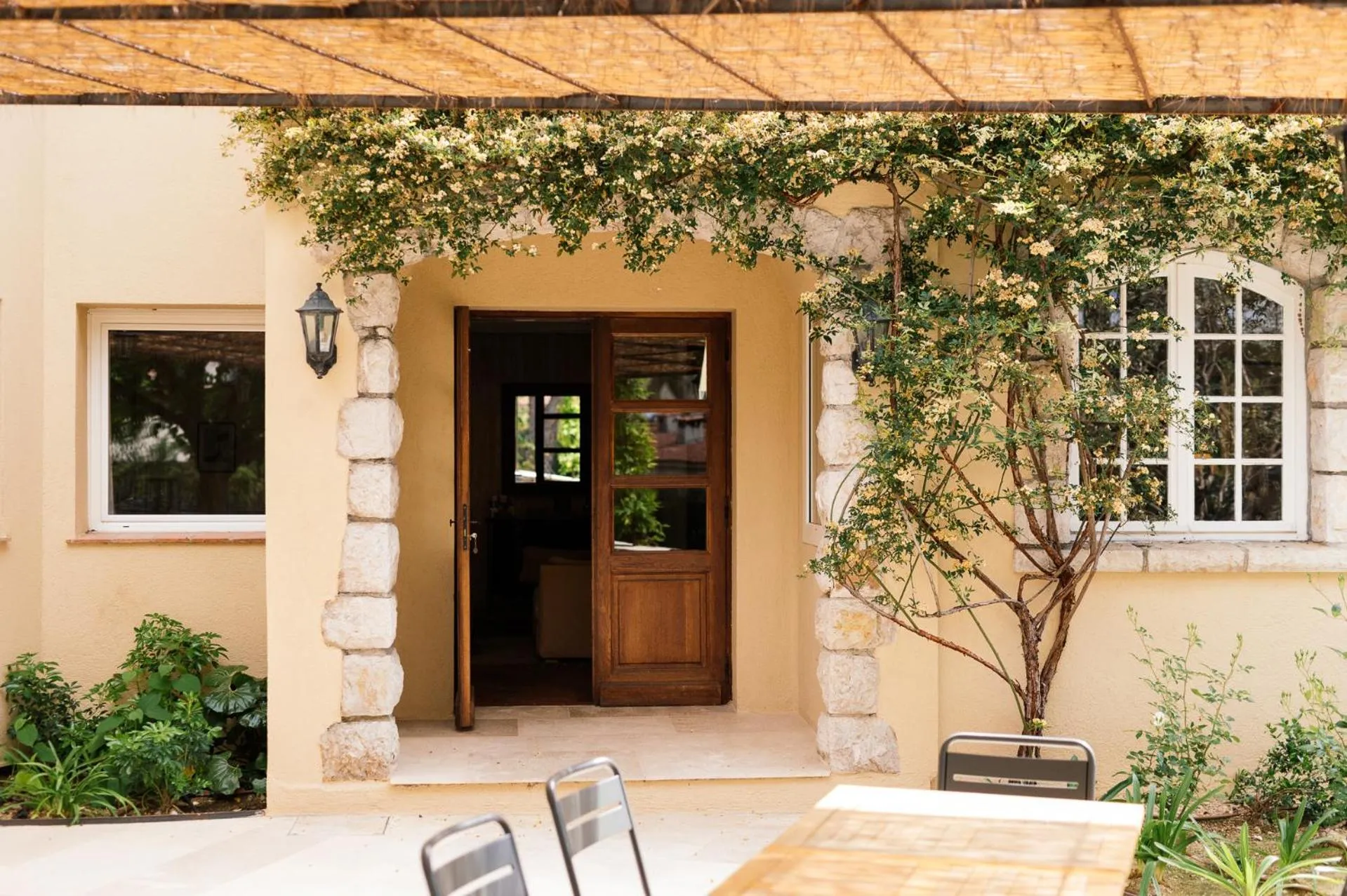 Patio in Auberge du Rédier - Logis Hôtels
