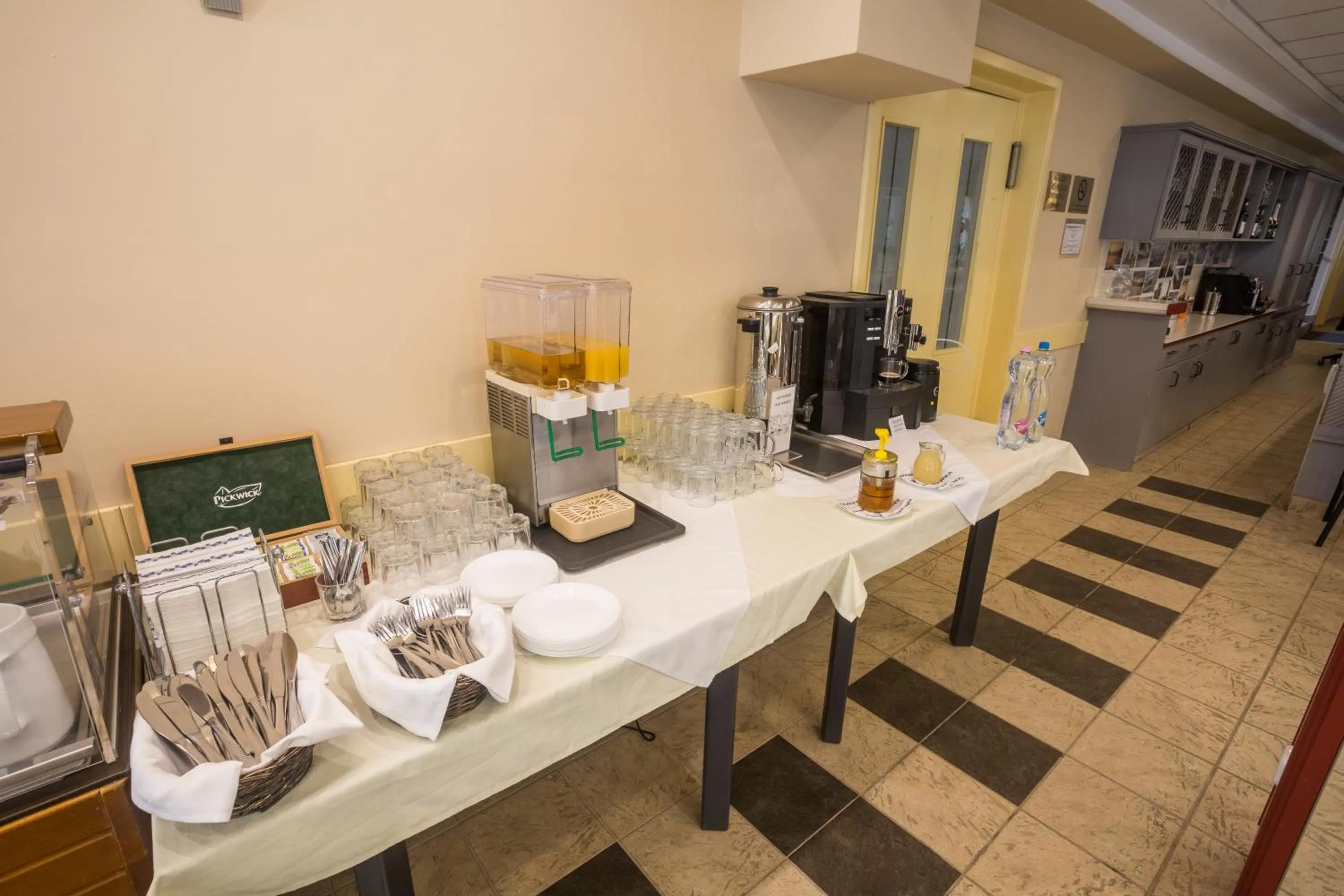 Restaurant/places to eat in Hotel Luna Budapest