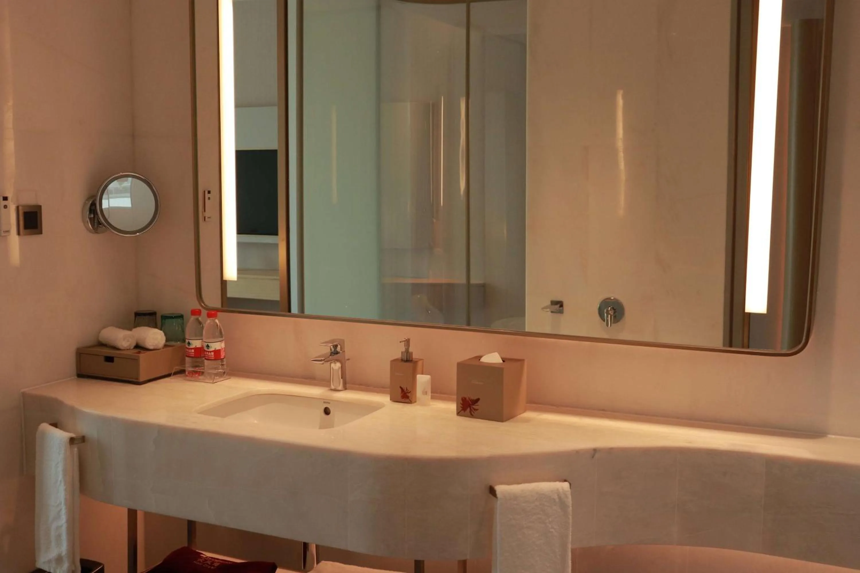 Photo of the whole room in Wyndham Garden Jinjiang