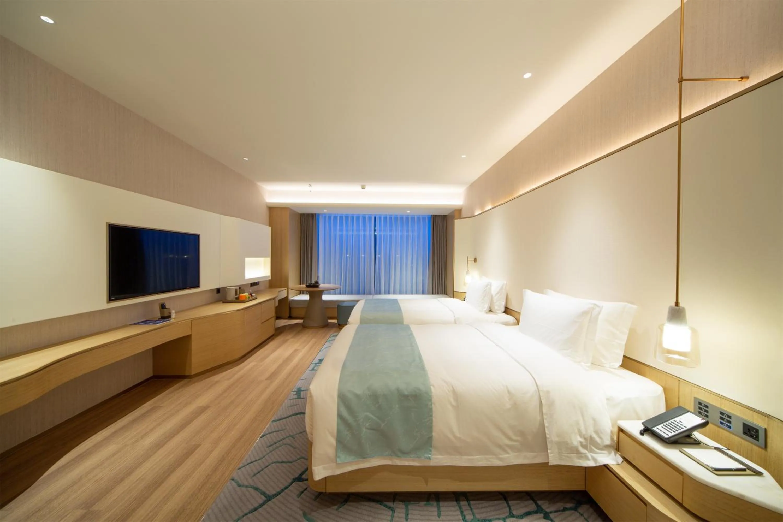 Photo of the whole room, Bed in Wyndham Garden Jinjiang
