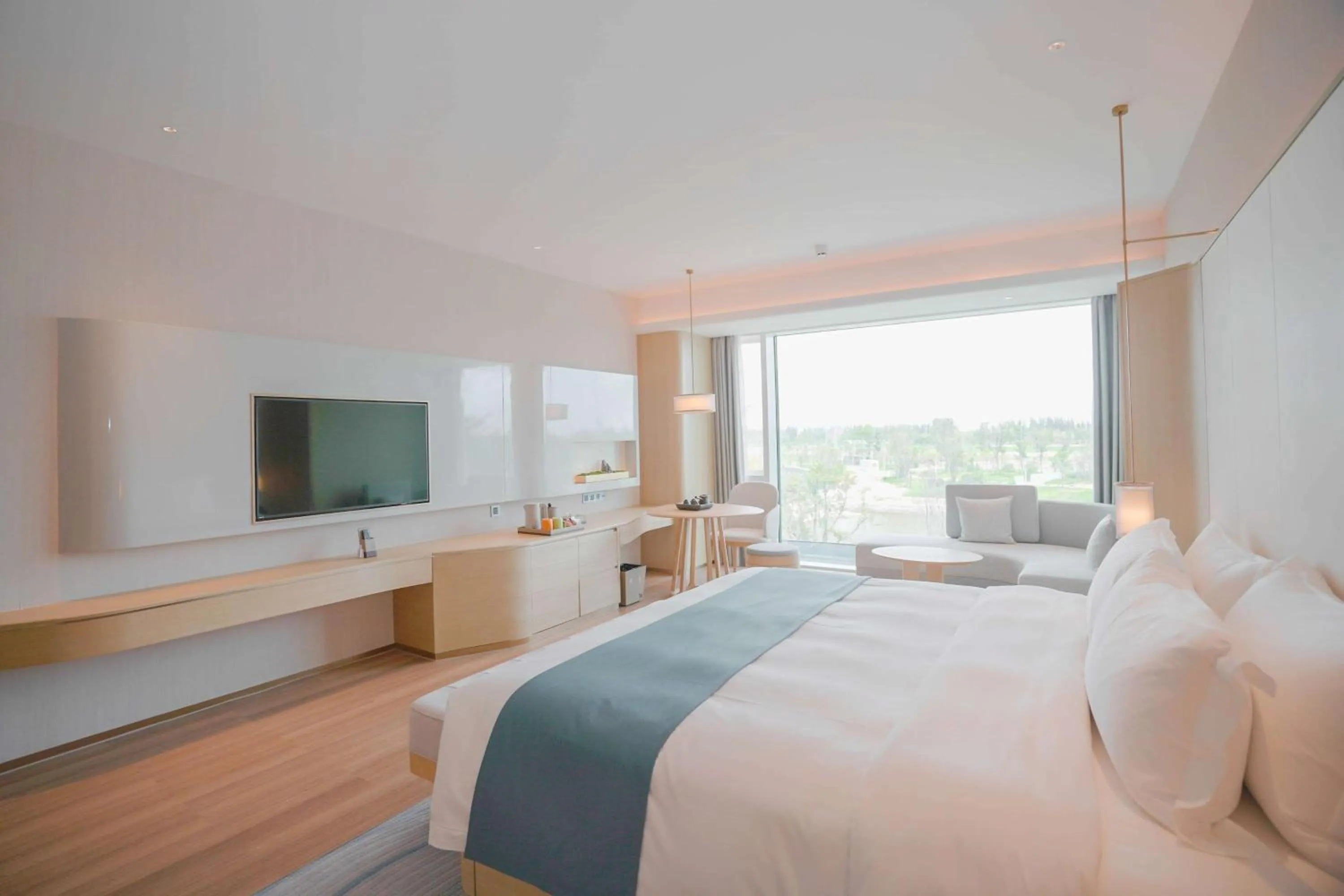 Photo of the whole room, Bed in Wyndham Garden Jinjiang