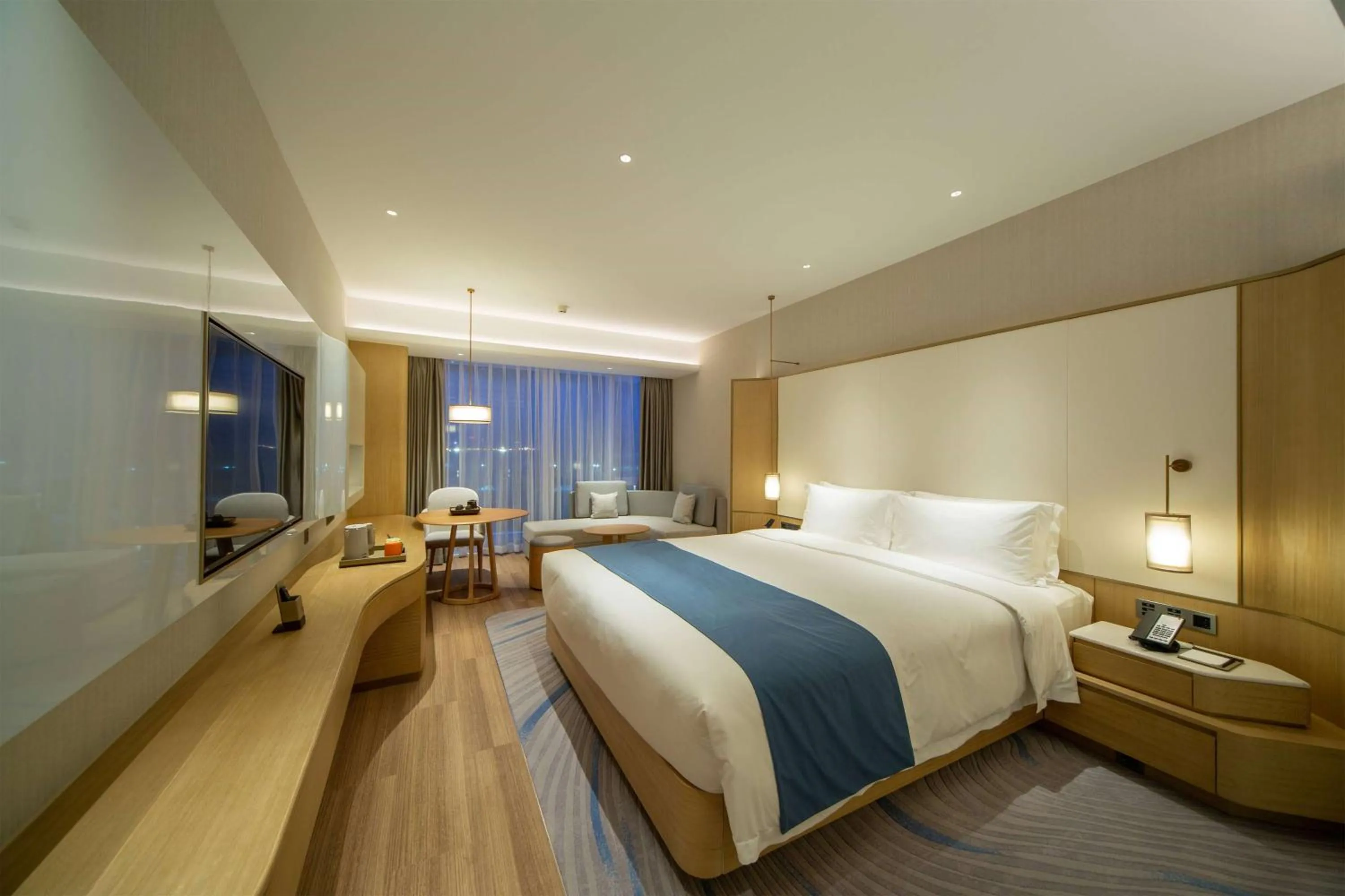 Photo of the whole room, Bed in Wyndham Garden Jinjiang