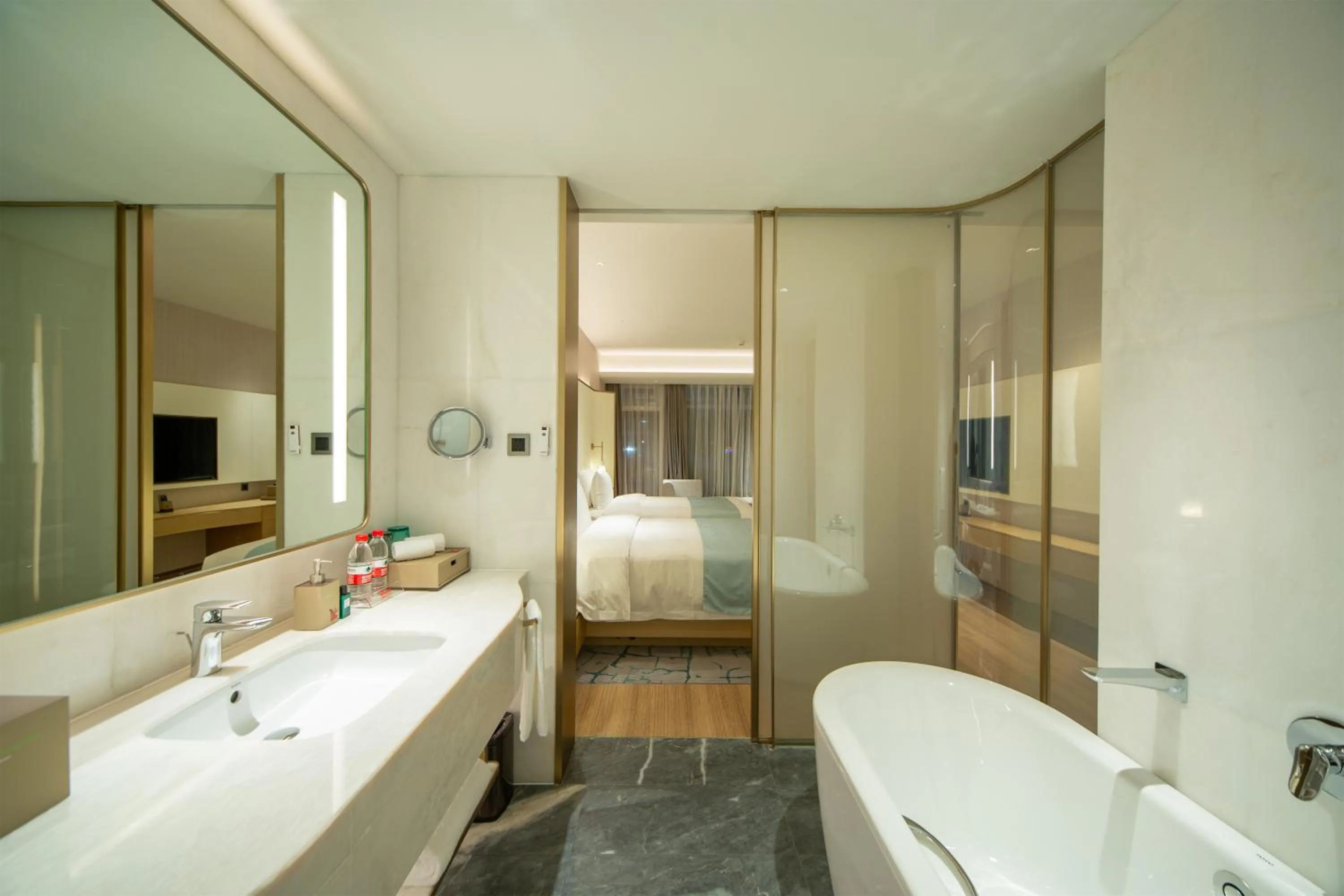 Bathroom, Bed in Wyndham Garden Jinjiang