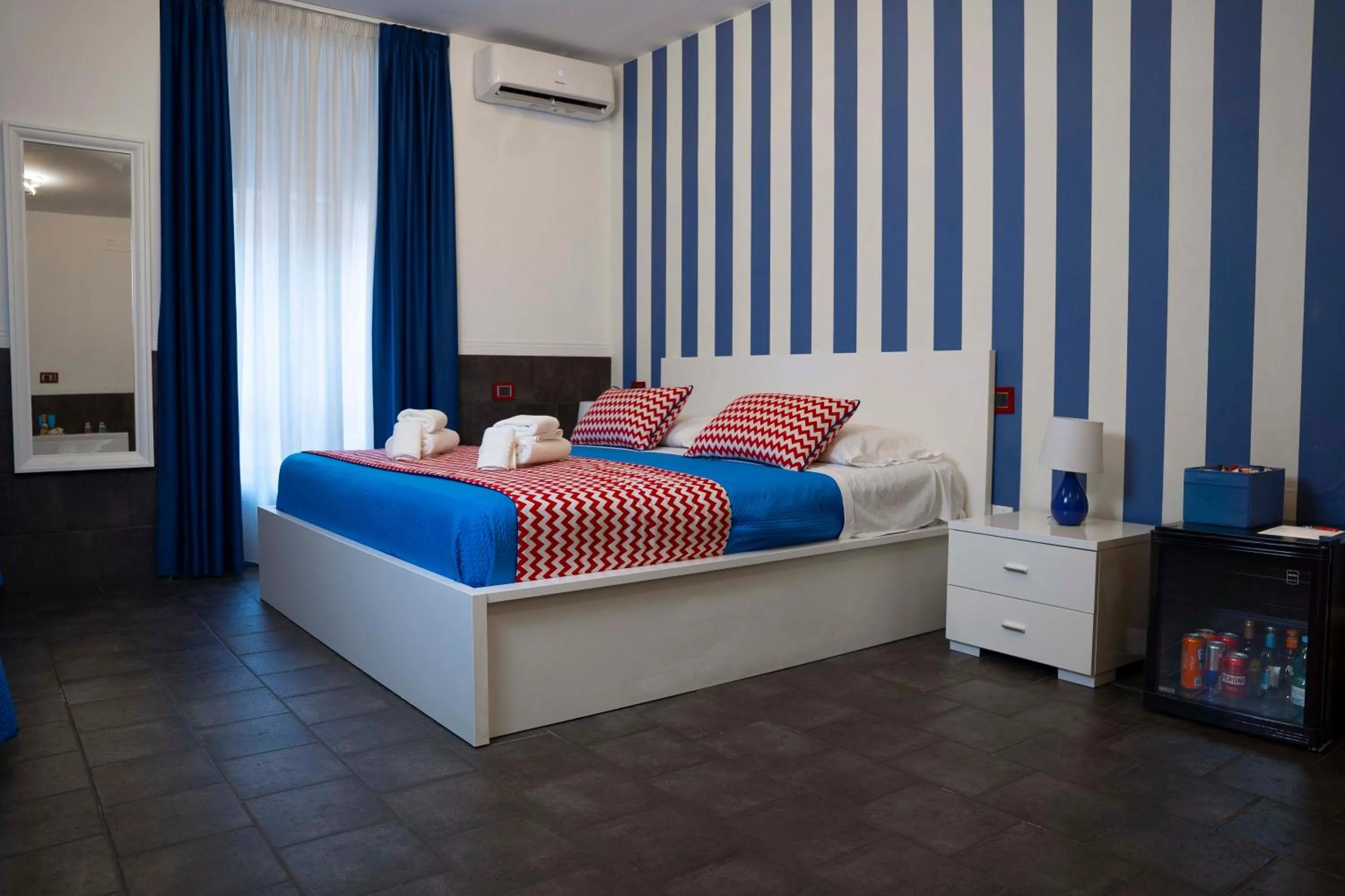 Photo of the whole room, Bed in Yacht Club Angioino