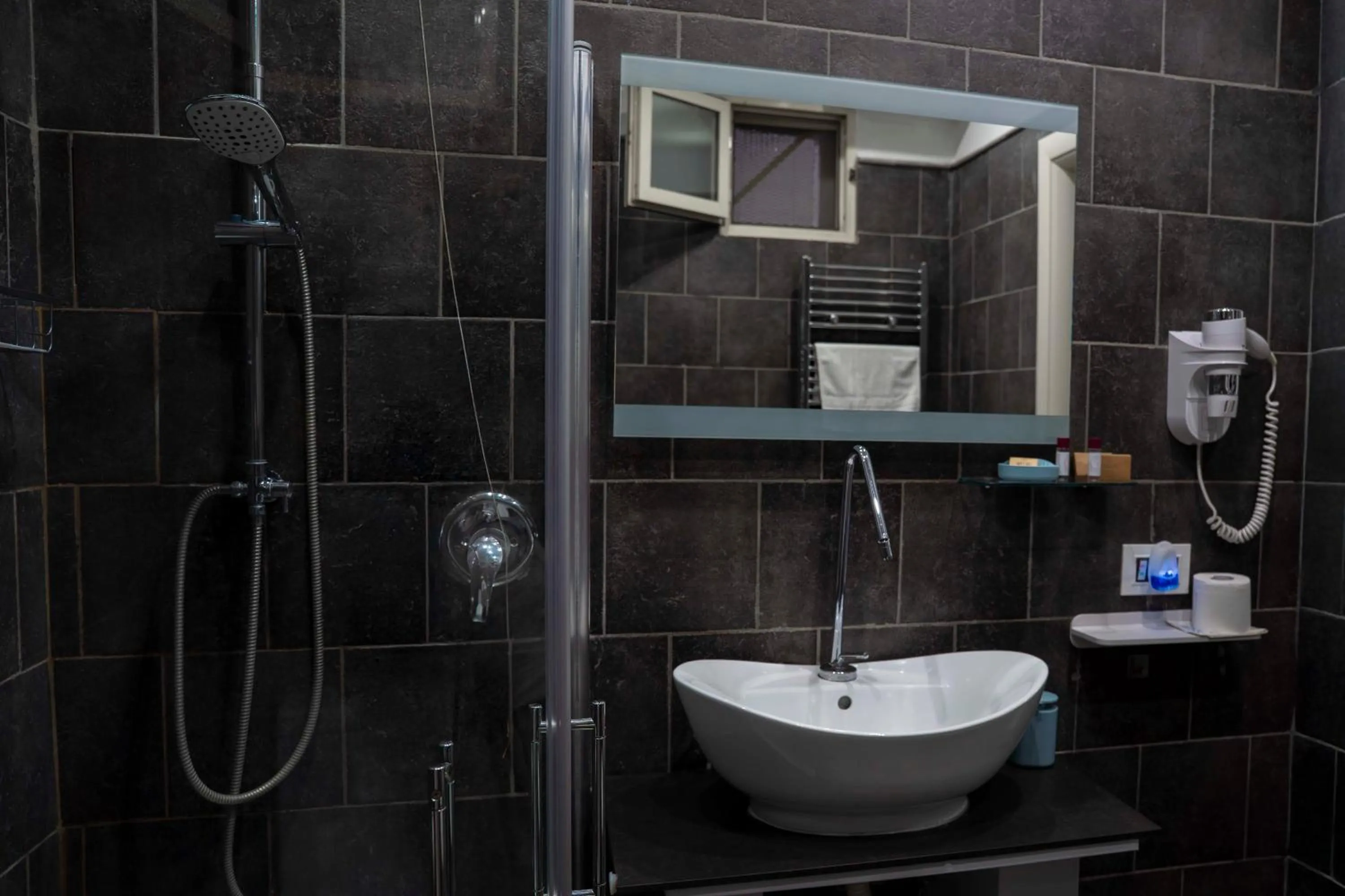 Bathroom in Yacht Club Angioino