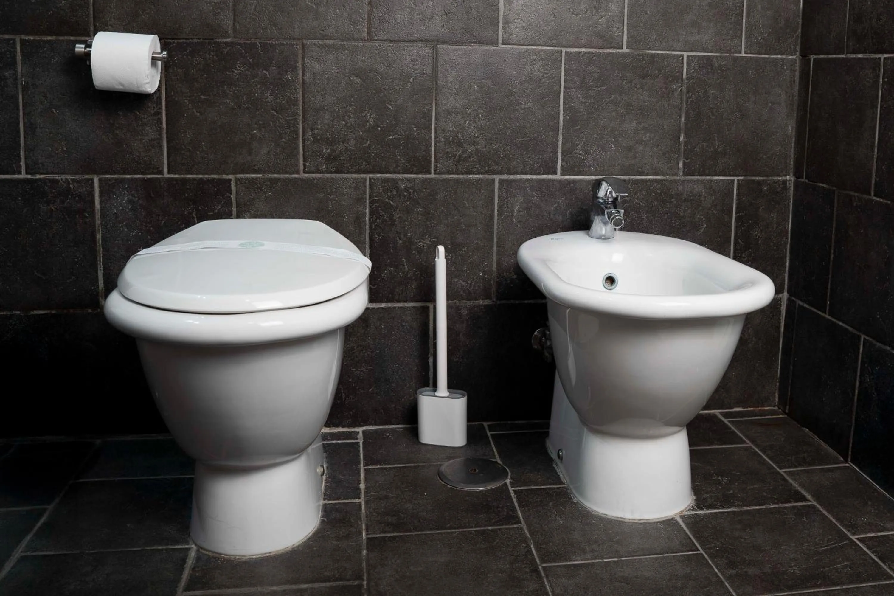 Bathroom in Yacht Club Angioino