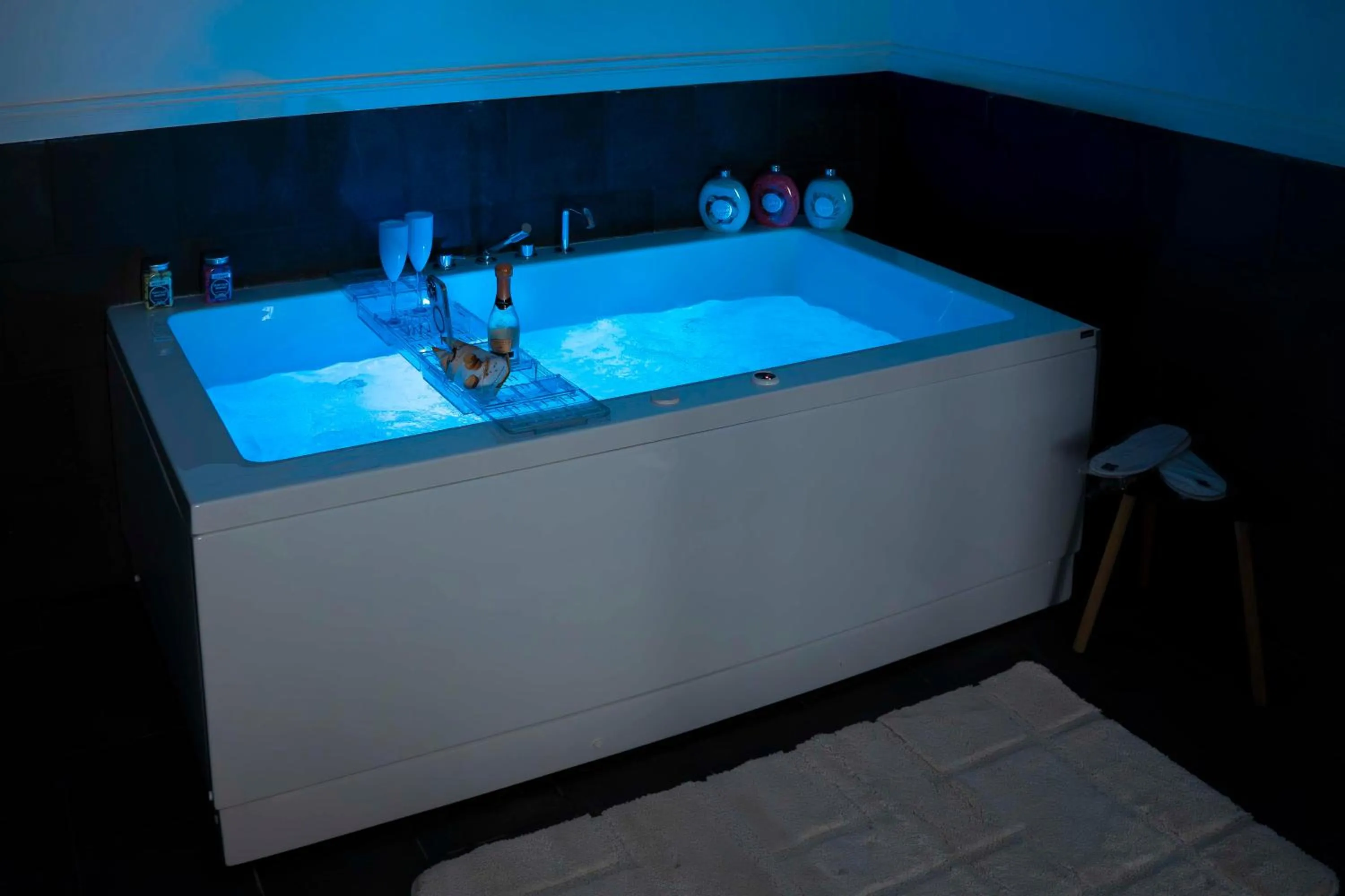 Hot Tub in Yacht Club Angioino