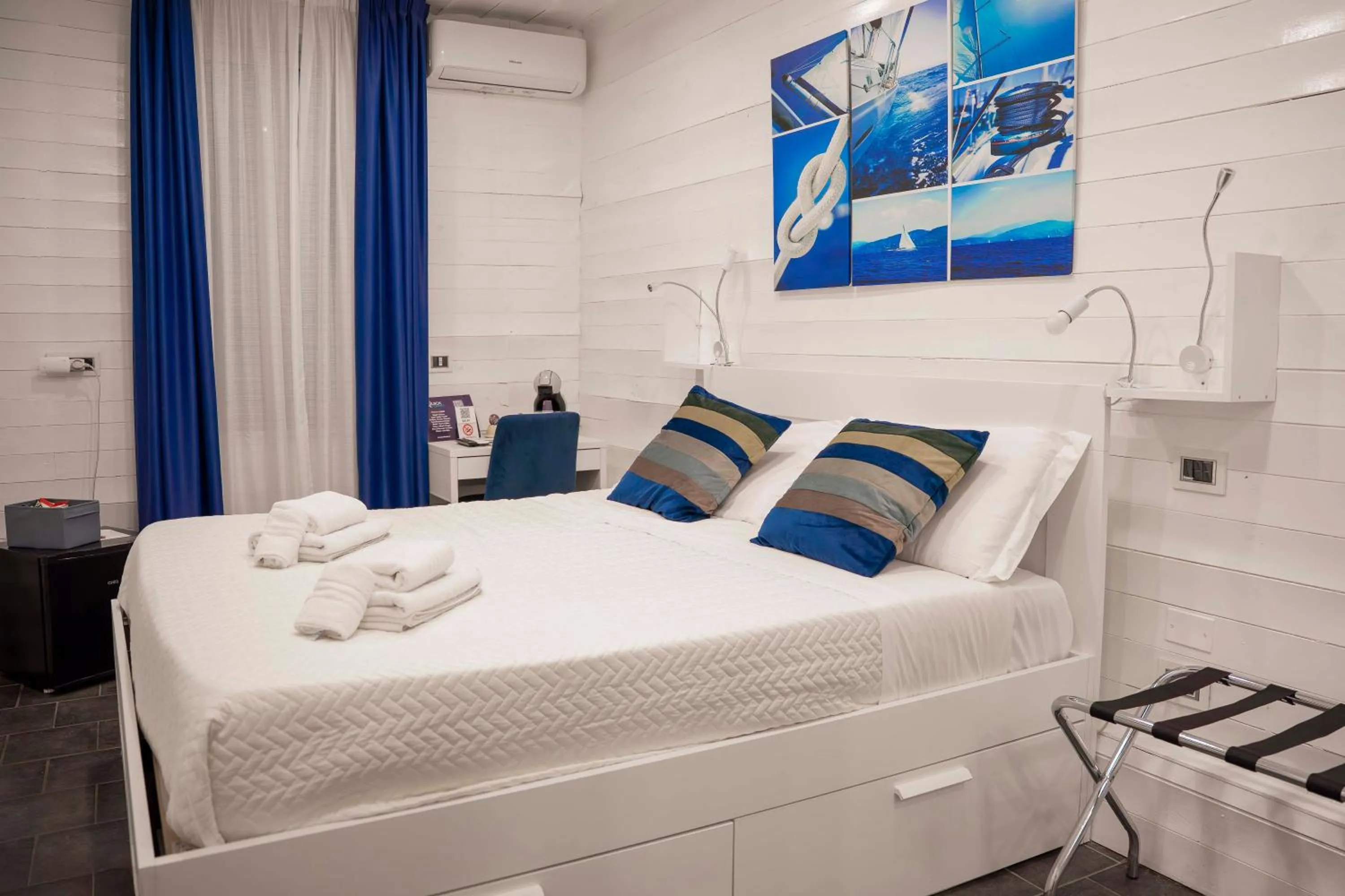 Photo of the whole room, Bed in Yacht Club Angioino