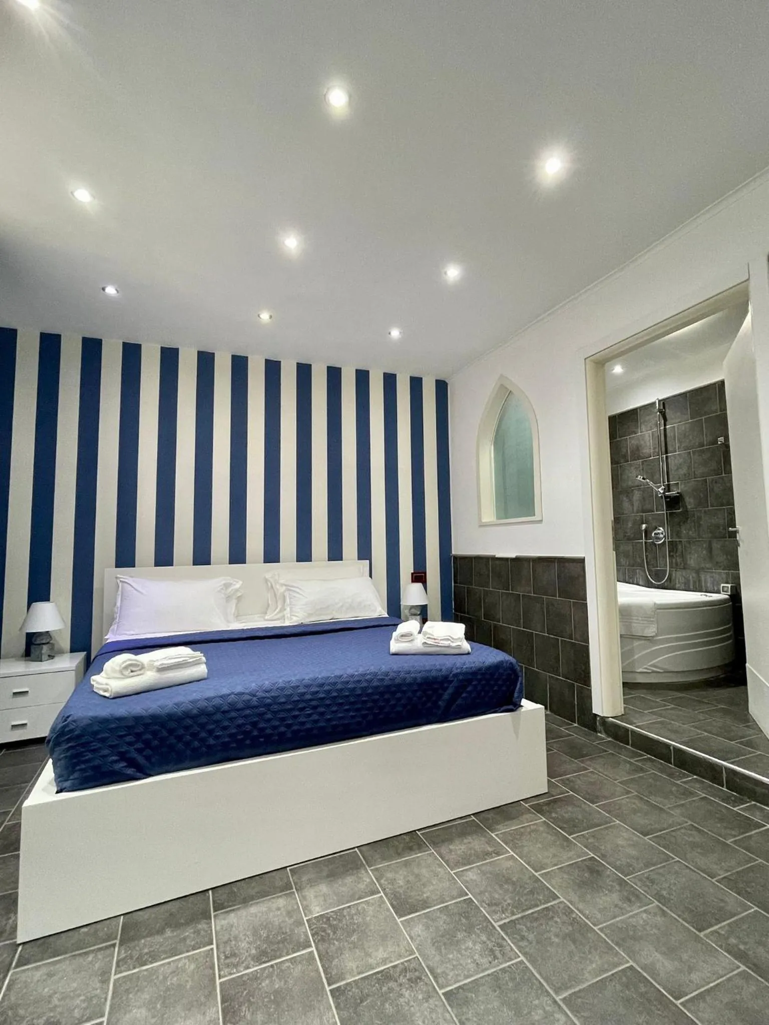 Photo of the whole room, Bed in Yacht Club Angioino