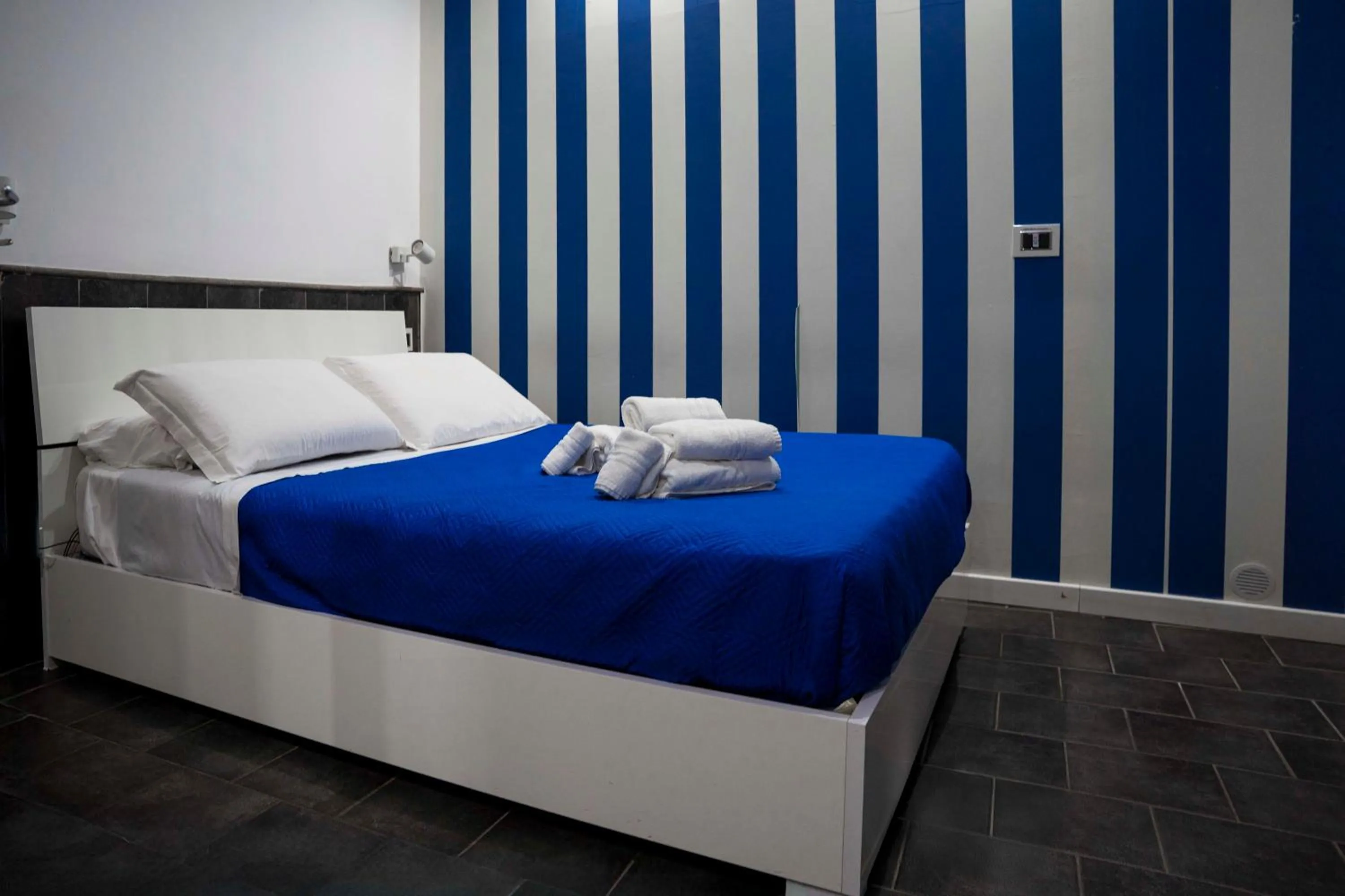 Photo of the whole room, Bed in Yacht Club Angioino