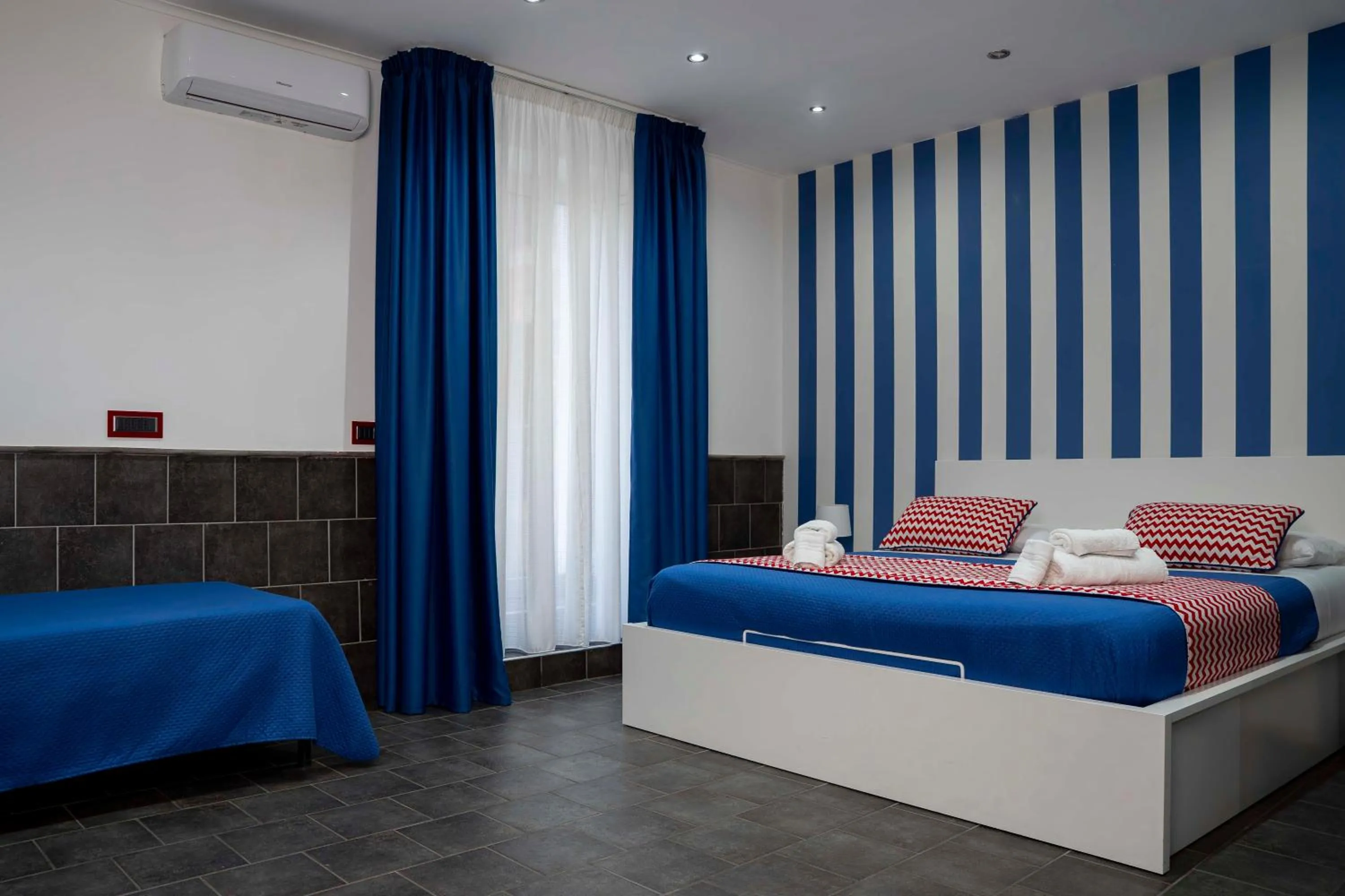 Photo of the whole room, Bed in Yacht Club Angioino