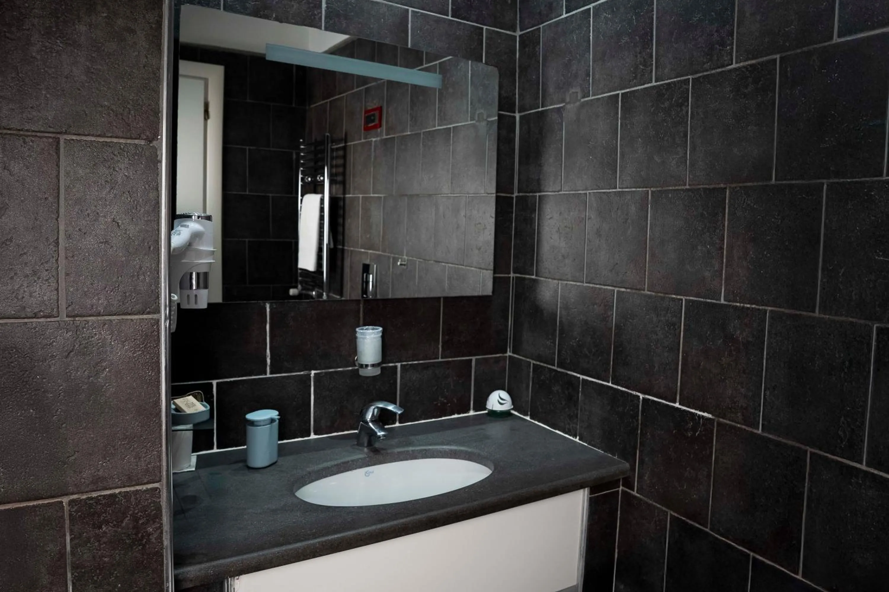 Bathroom in Yacht Club Angioino