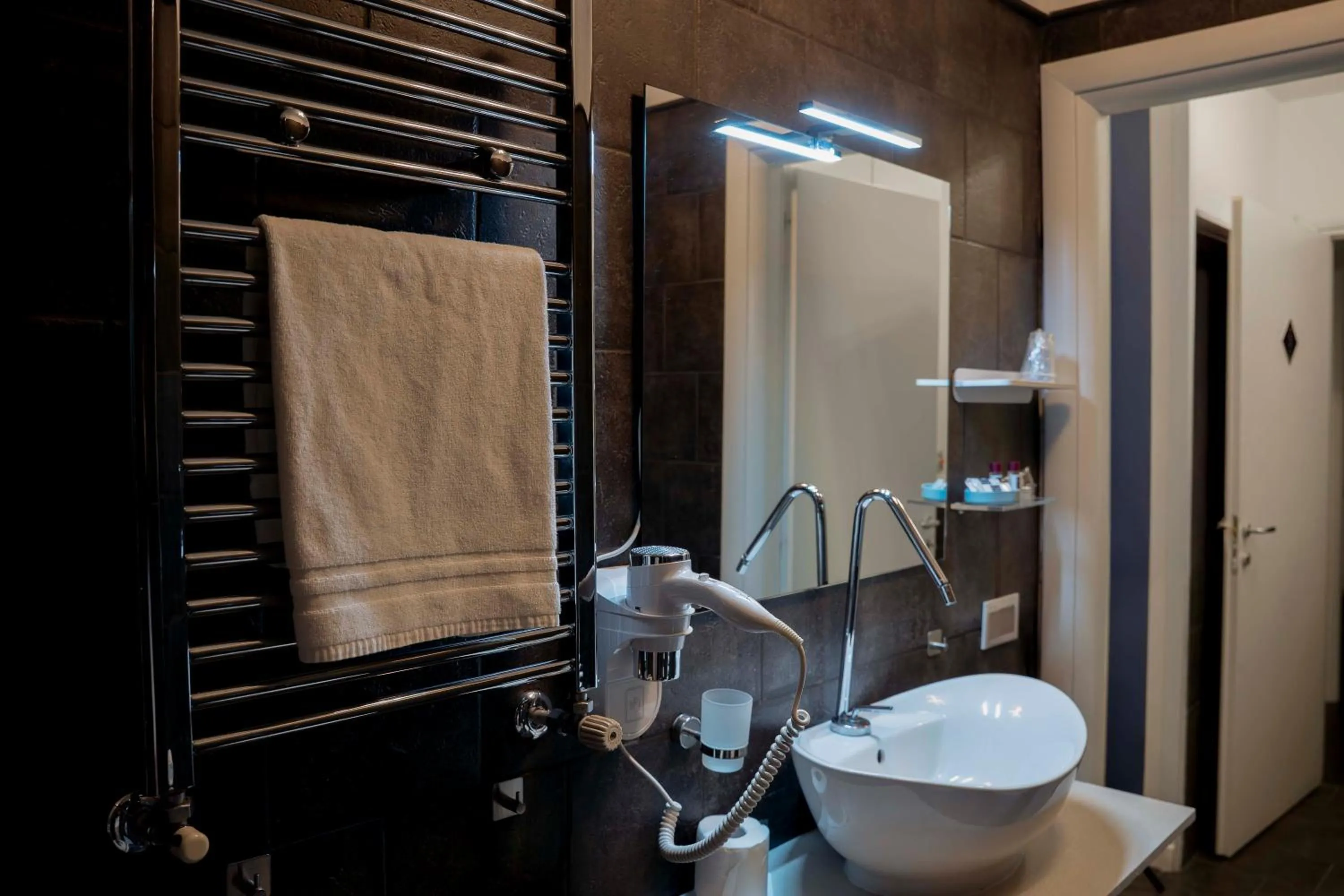 Bathroom in Yacht Club Angioino