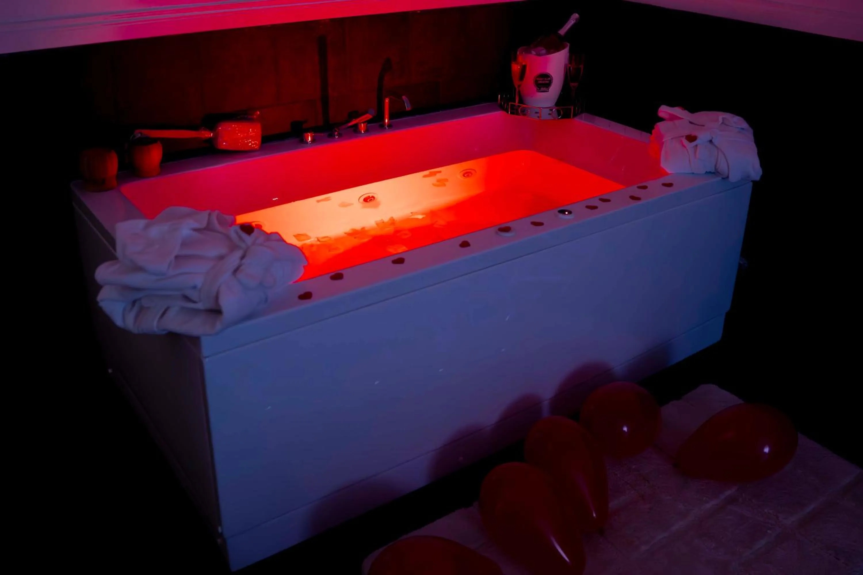 Hot Tub in Yacht Club Angioino