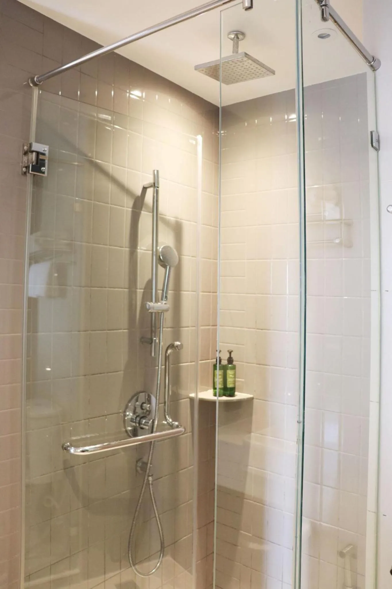 Bathroom in The Quarter Onnut by UHG