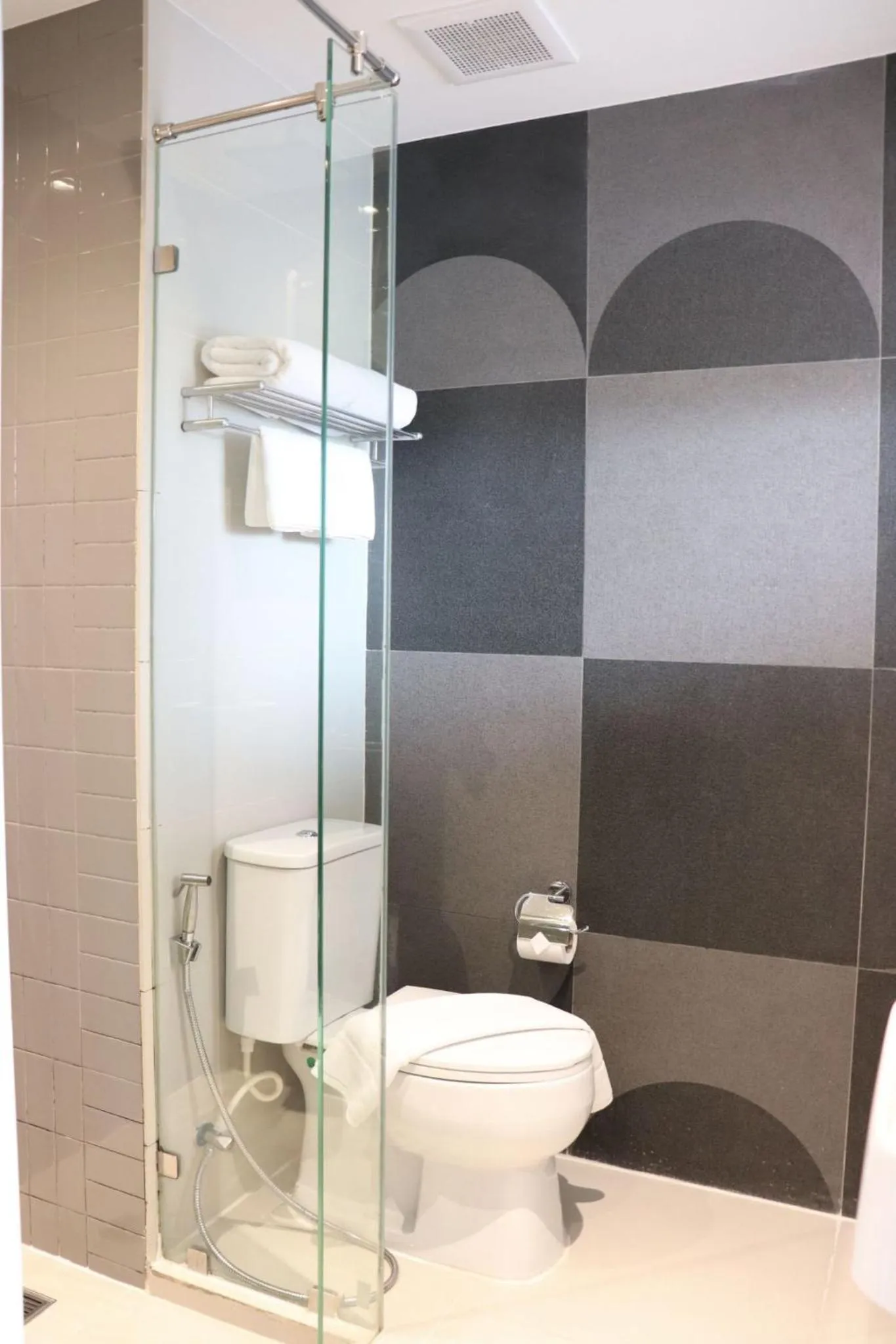 Toilet in The Quarter Onnut by UHG