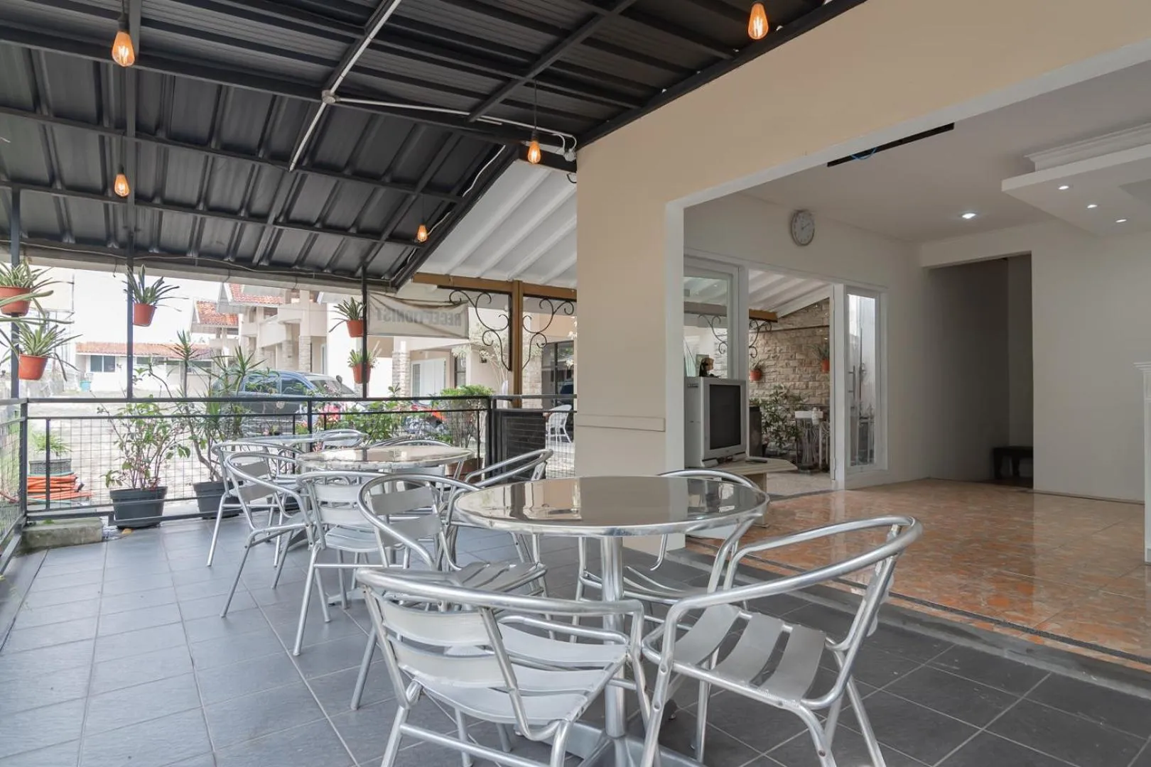 Breakfast in Rossan Villa Hotel near Lembang Park & Zoo RedPartner